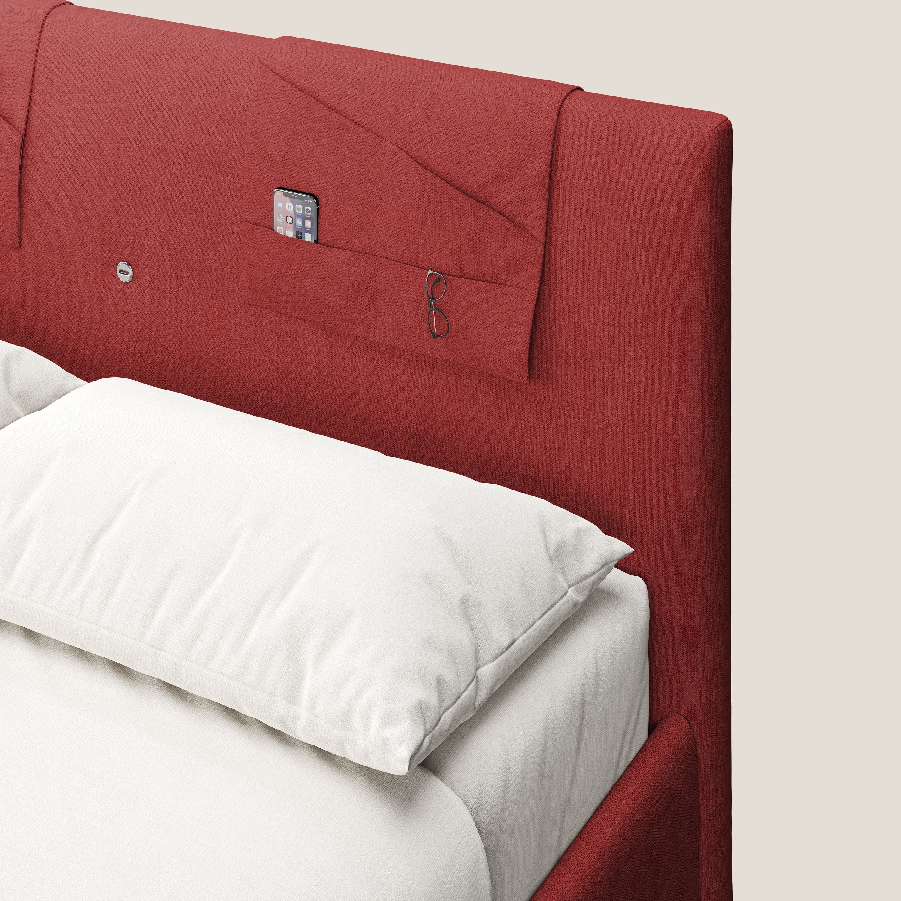 Horus letto imbottito contenitore e presa USB sulla testata in tessuto impermeabile T02 rosso - divani.store