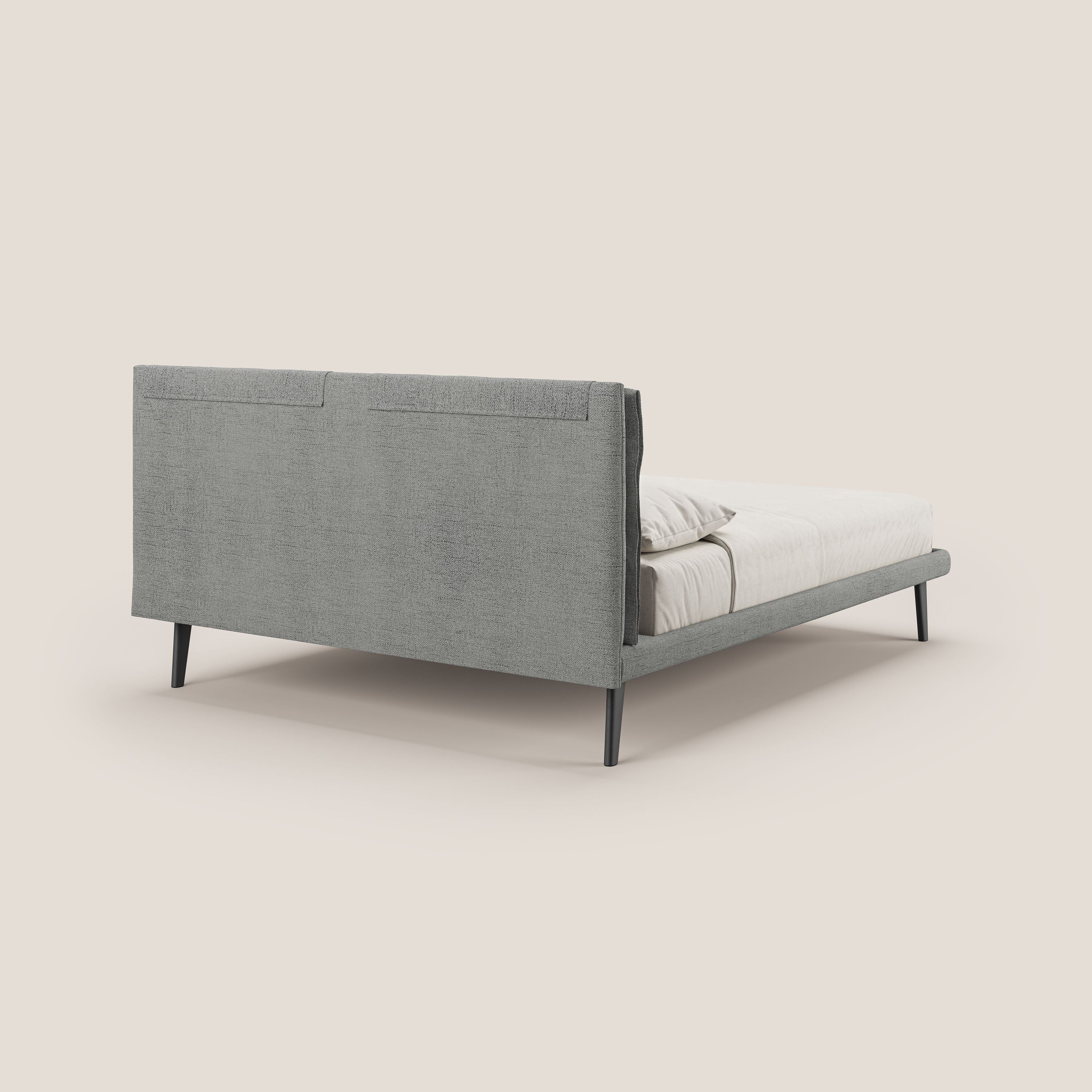 Ibuki letto con cuscini trapuntati regolabili e piedi in mogano in tessuto fiammato impermeabile T03 grigio chiaro - divani.store