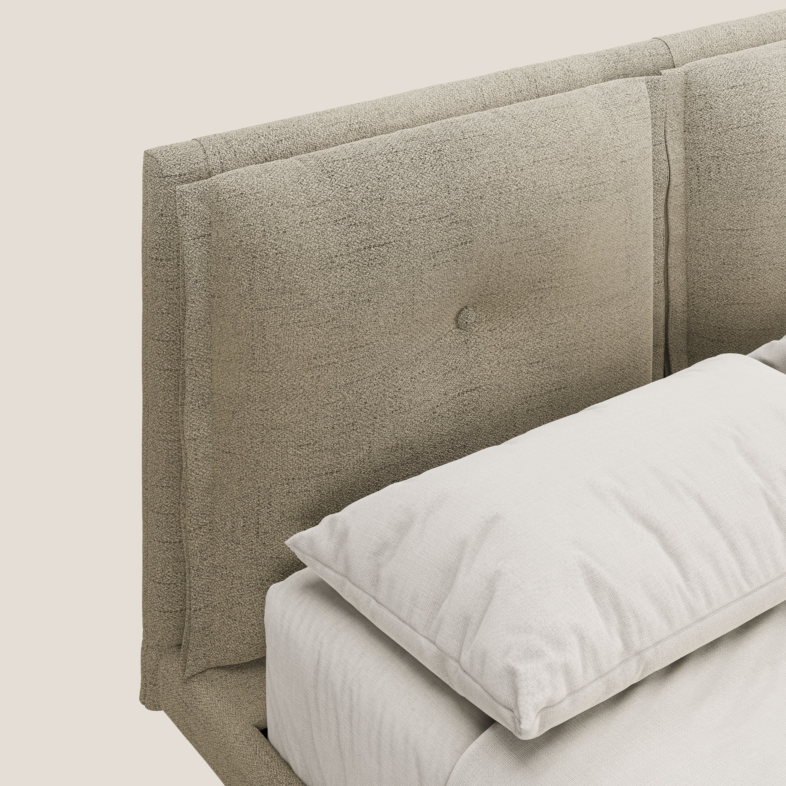 Ibuki letto con cuscini trapuntati regolabili e piedi in mogano in tessuto fiammato impermeabile T03 beige - divani.store