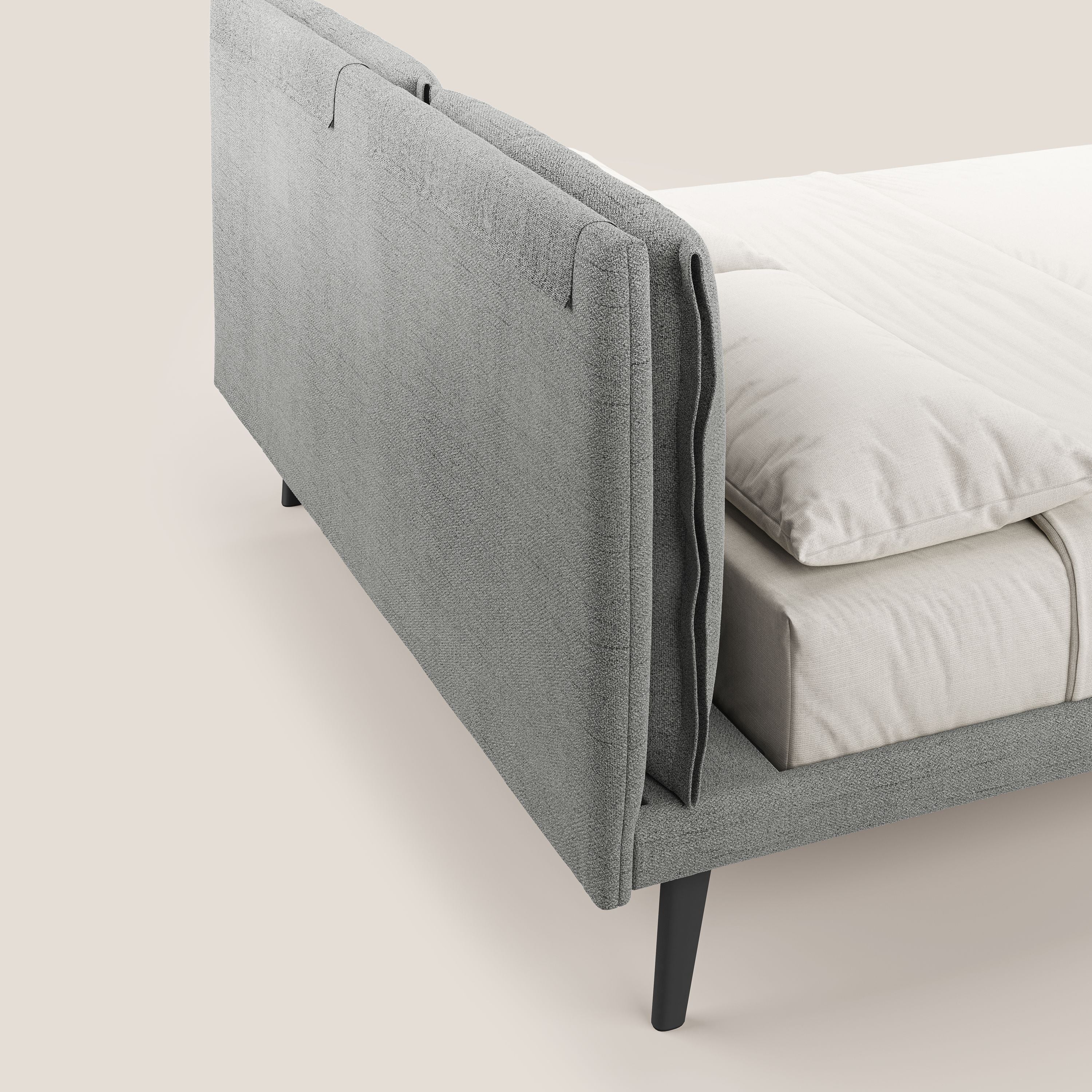 Ibuki letto con cuscini trapuntati regolabili e piedi in mogano in tessuto fiammato impermeabile T03 grigio chiaro - divani.store