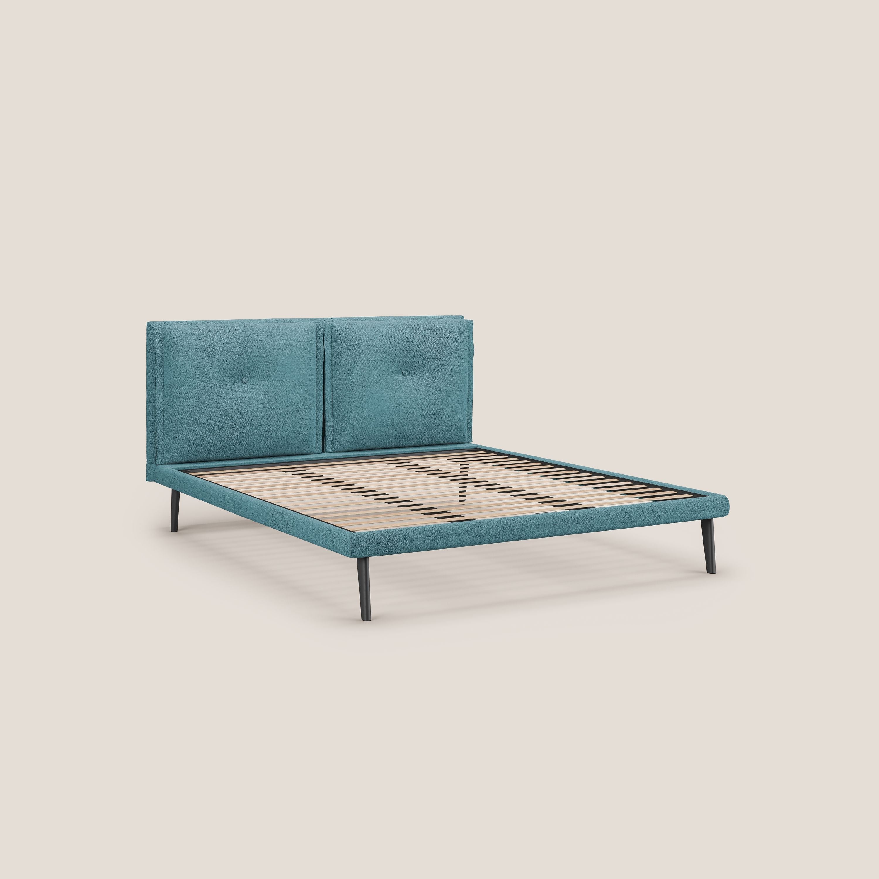 Ibuki letto con cuscini trapuntati regolabili e piedi in mogano in tessuto fiammato impermeabile T03 azzurro - divani.store