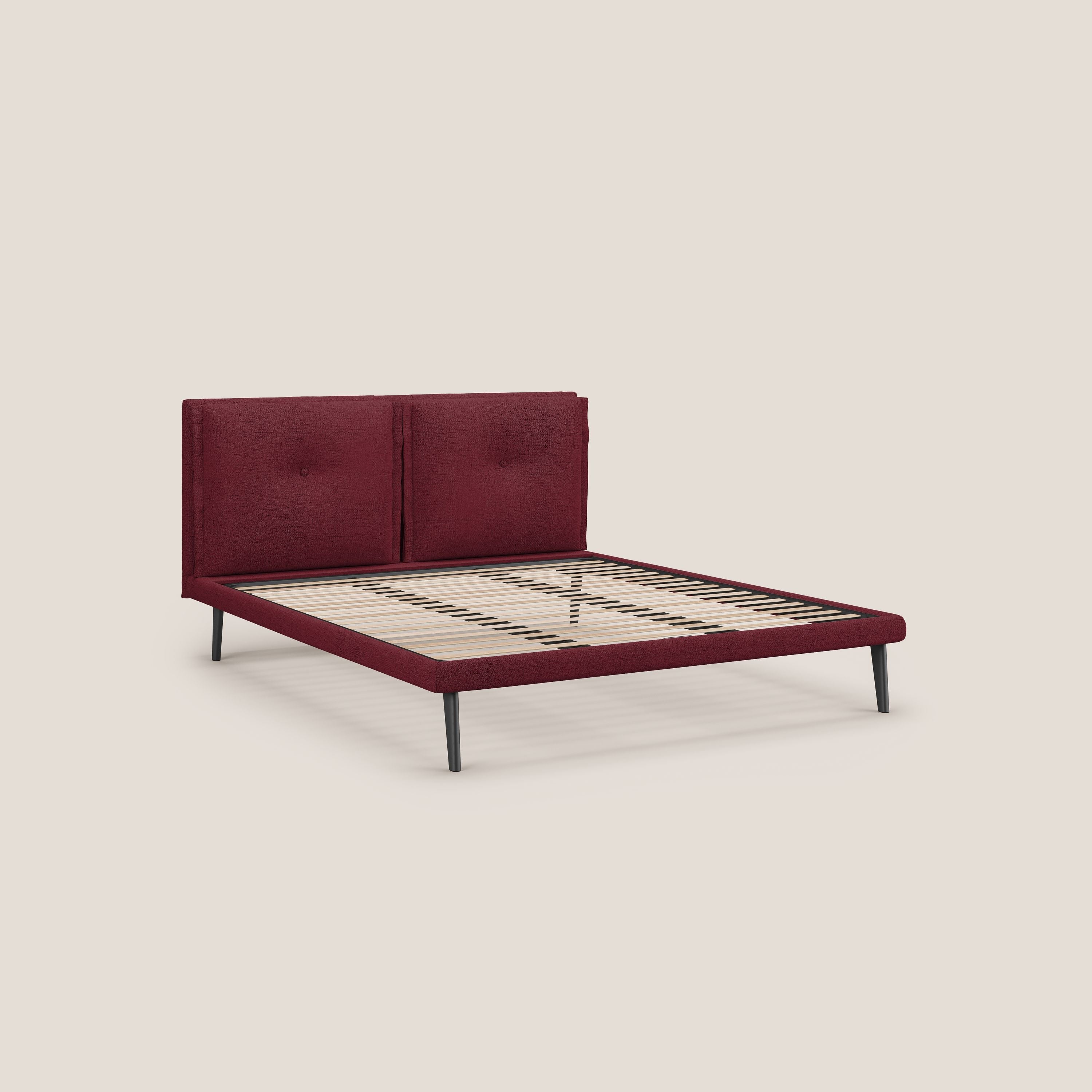 Ibuki letto con cuscini trapuntati regolabili e piedi in mogano in tessuto fiammato impermeabile T03 rosso - divani.store