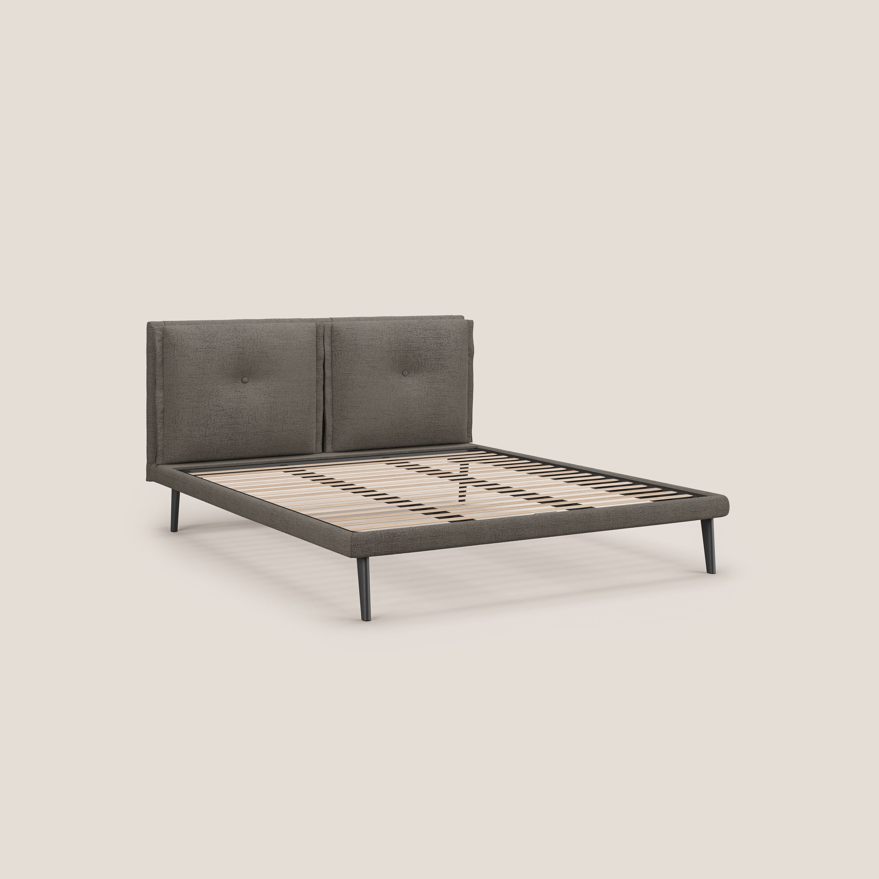 Ibuki letto con cuscini trapuntati regolabili e piedi in mogano in tessuto fiammato impermeabile T03 talpa - divani.store