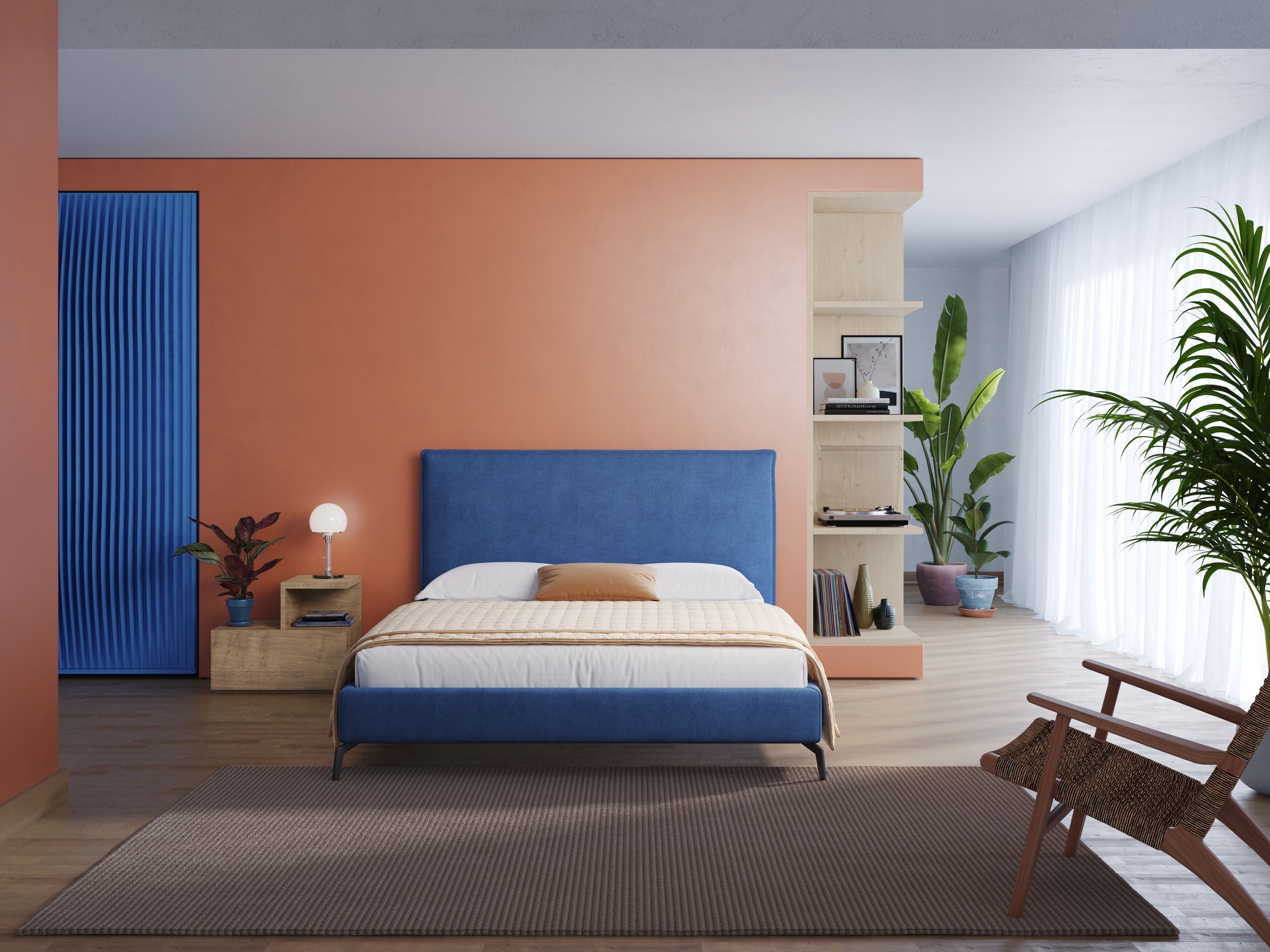 In una camera da letto moderna, il letto Iris imbottito con piedini neri sfoderabili in tessuto impermeabile T02 blu di Letti.store si staglia contro una parete arancione bruciato. Comodini in legno, piante, una lampada, un tappeto abbronzato, librerie, una porta blu e tende trasparenti danno calore e luminosità.