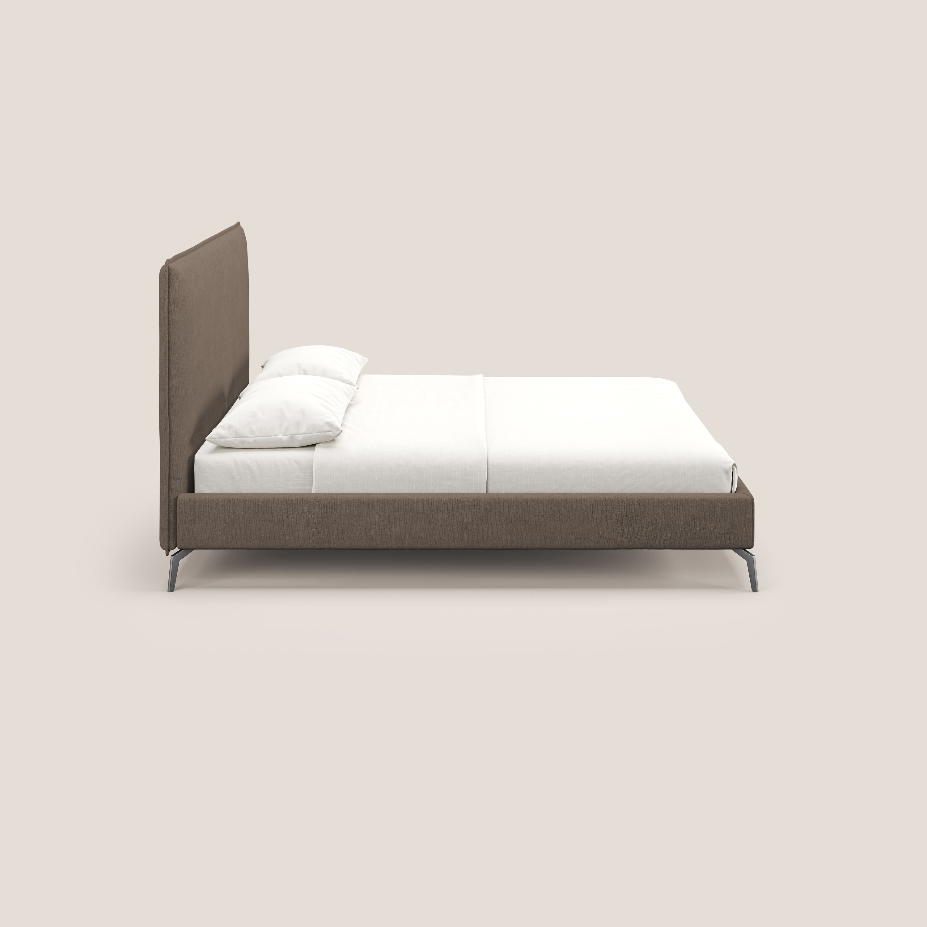 Iris letto imbottito con piedini neri sfoderabile in tessuto impermeabile T02 marrone - divani.store