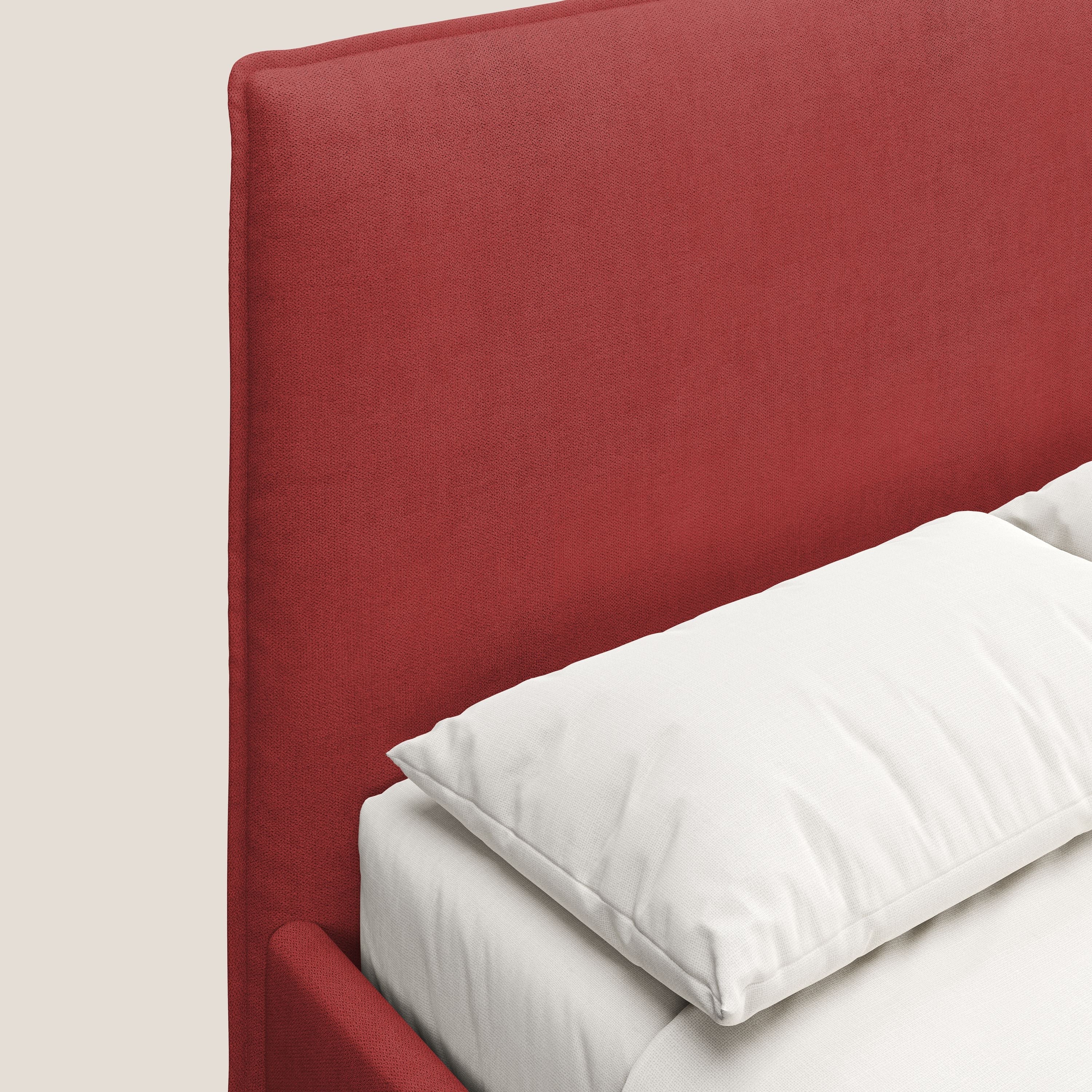 Iris letto imbottito con piedini neri sfoderabile in tessuto impermeabile T02 rosso - divani.store