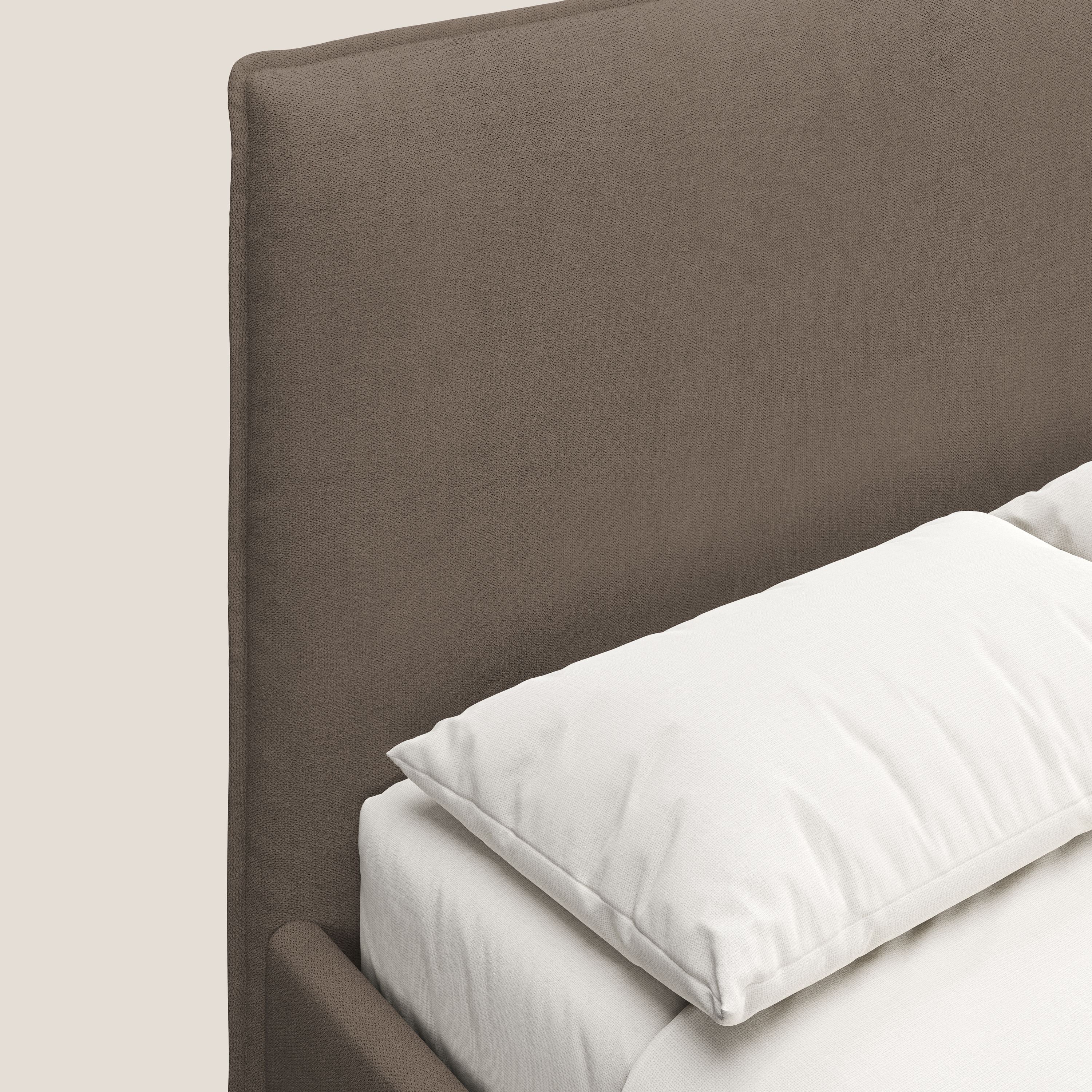 Iris letto imbottito con piedini neri sfoderabile in tessuto impermeabile T02 marrone - divani.store