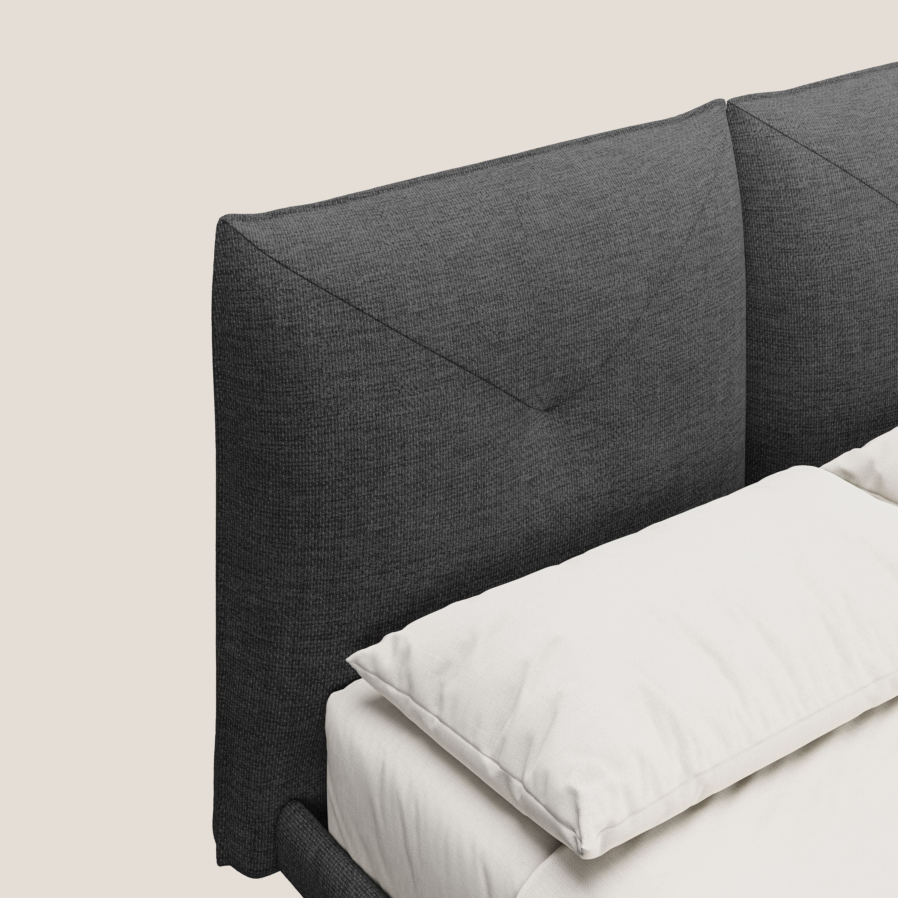 Jolie letto a doppio pannello con piedi alti in metallo in tessuto smacchiabile T18 nero - divani.store