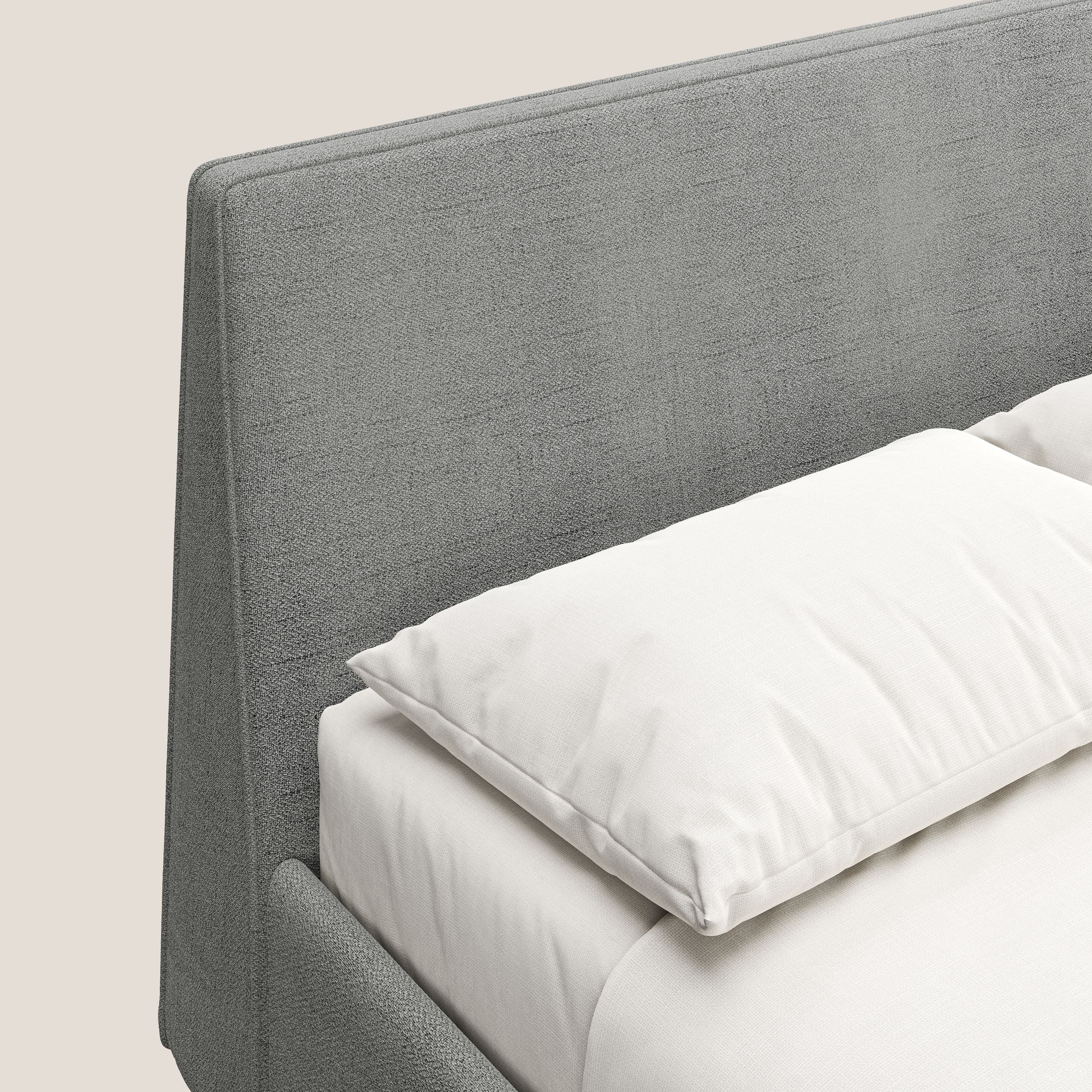 Justin letto imbottito contenitore e sfoderabile in tessuto fiammato impermeabile T03 grigio chiaro - divani.store