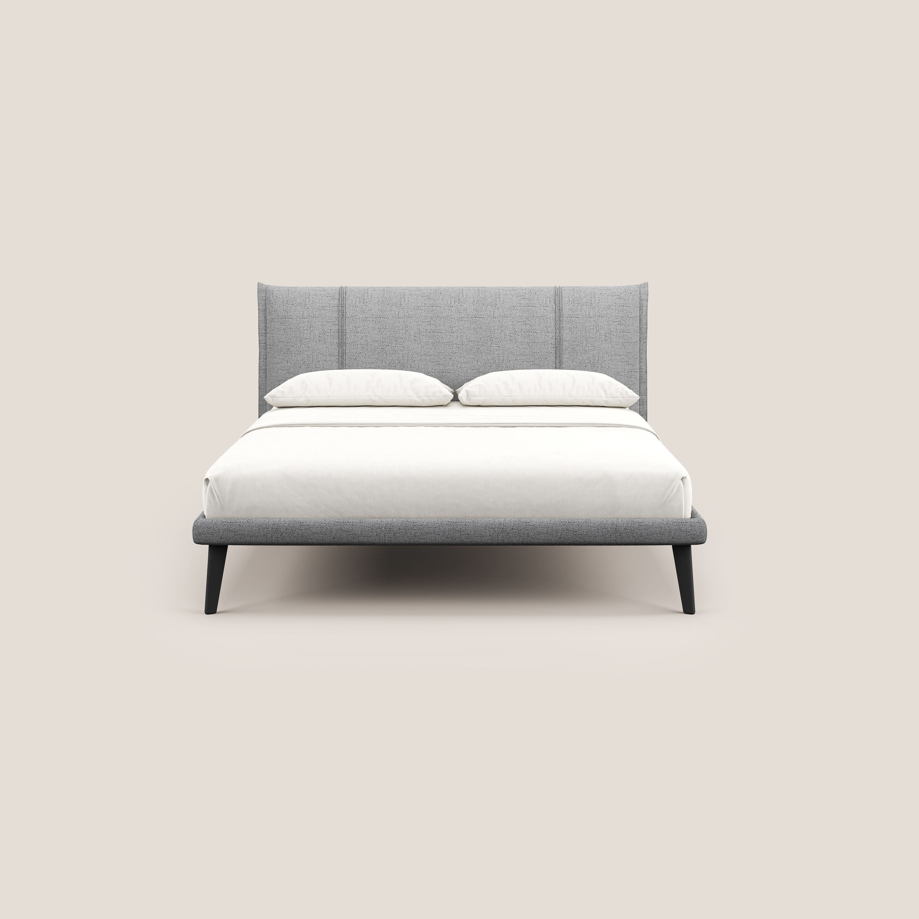 Klaus LETTO moderno con piedi in mogano e tessuto fiammato impermeabile T03 grigio chiaro - divani.store