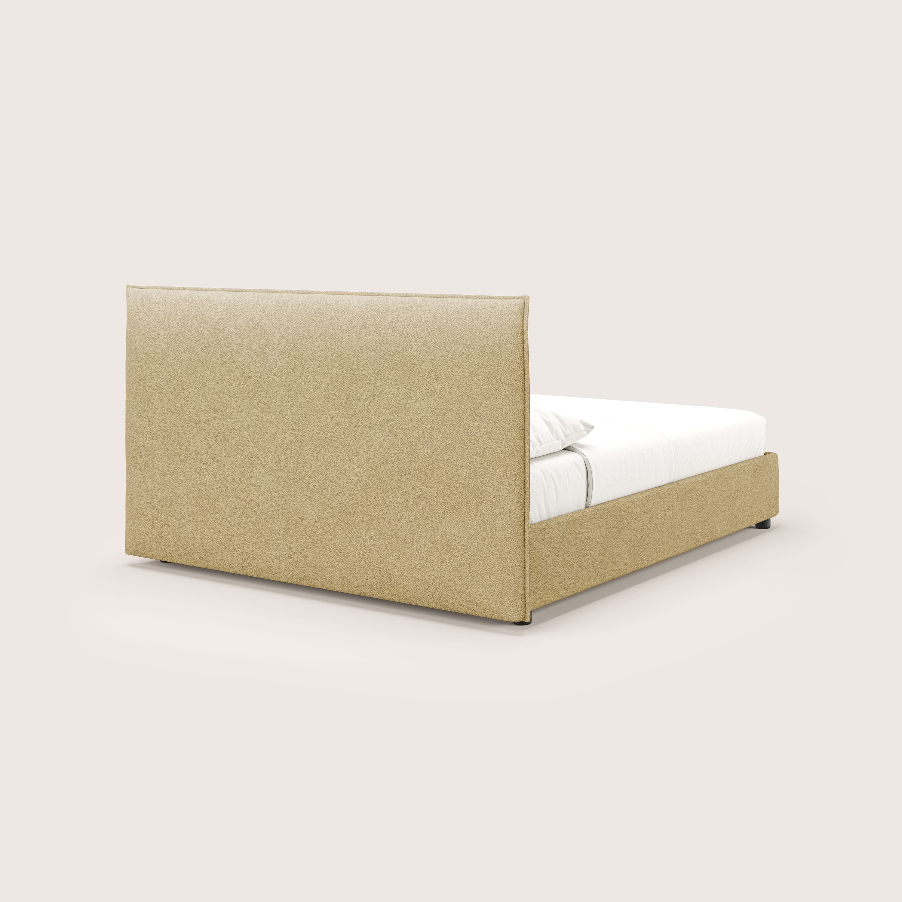 Il letto contenitore Nina di Letti.store è caratterizzato da un design minimal in microfibra gialla antimacchia con testiera e pediera imbottite, abbinato a biancheria da letto bianca per un look pulito e moderno su uno sfondo chiaro.