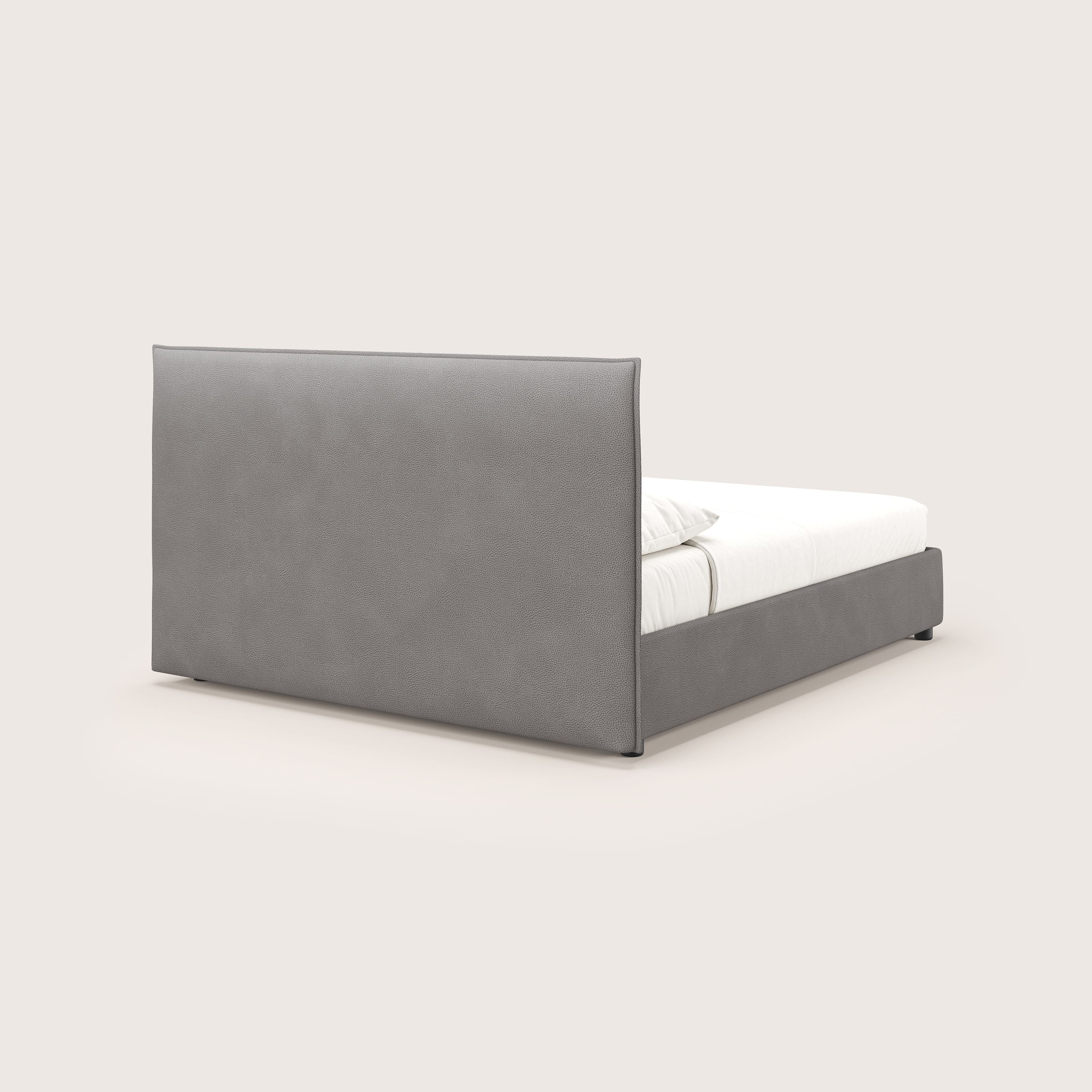 Il letto contenitore Nina di Letti.store è caratterizzato da un design minimale in microfibra antracite antimacchia con un'alta testiera rettangolare e una cornice coordinata, che offre uno stile italiano senza tempo su uno sfondo beige chiaro.
