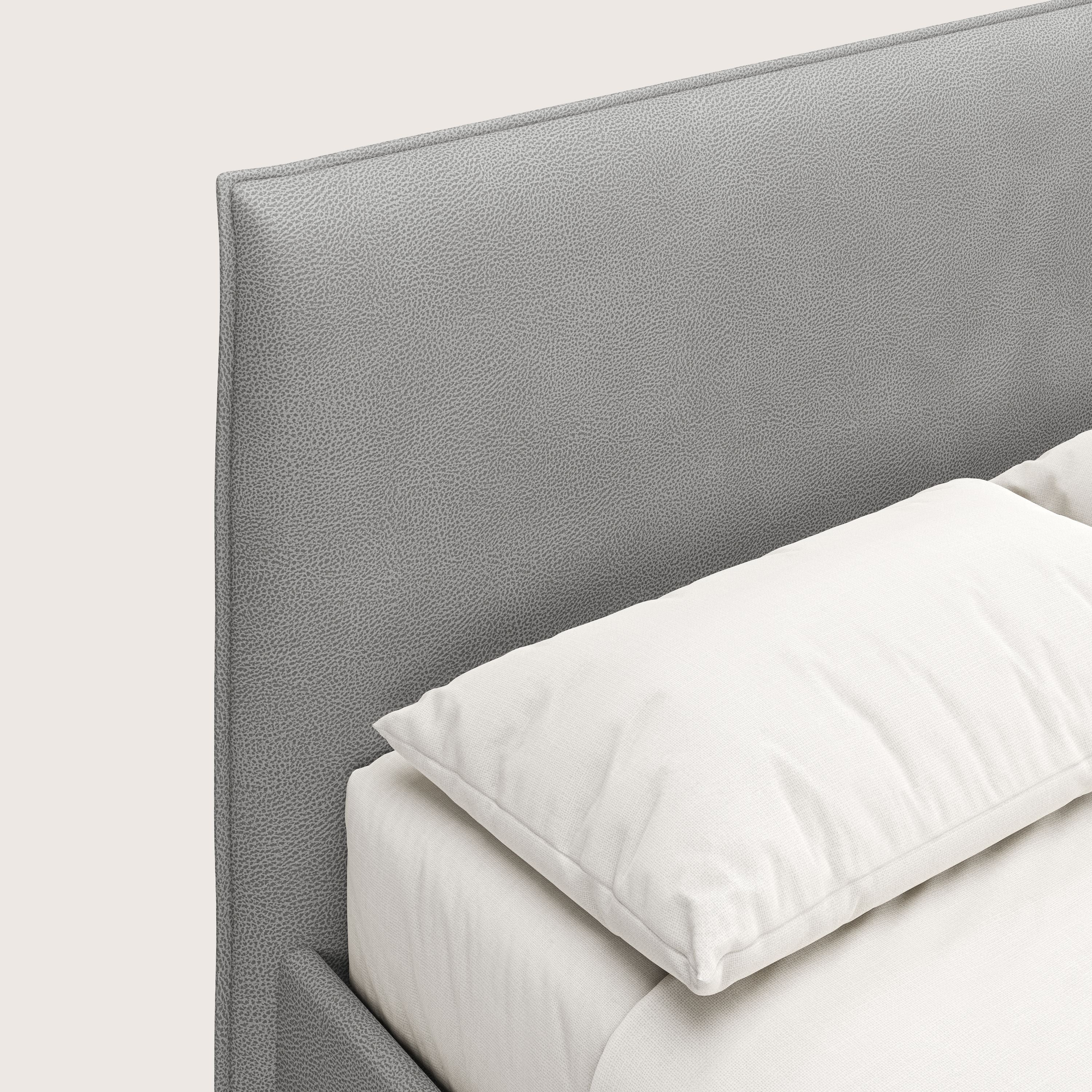 Un primo piano di un letto mette in risalto il design minimale del letto contenitore Nina di Letti.store in microfibra grigia antimacchia con effetto pelle, sottolineandone i dettagli raffinati e il comfort.