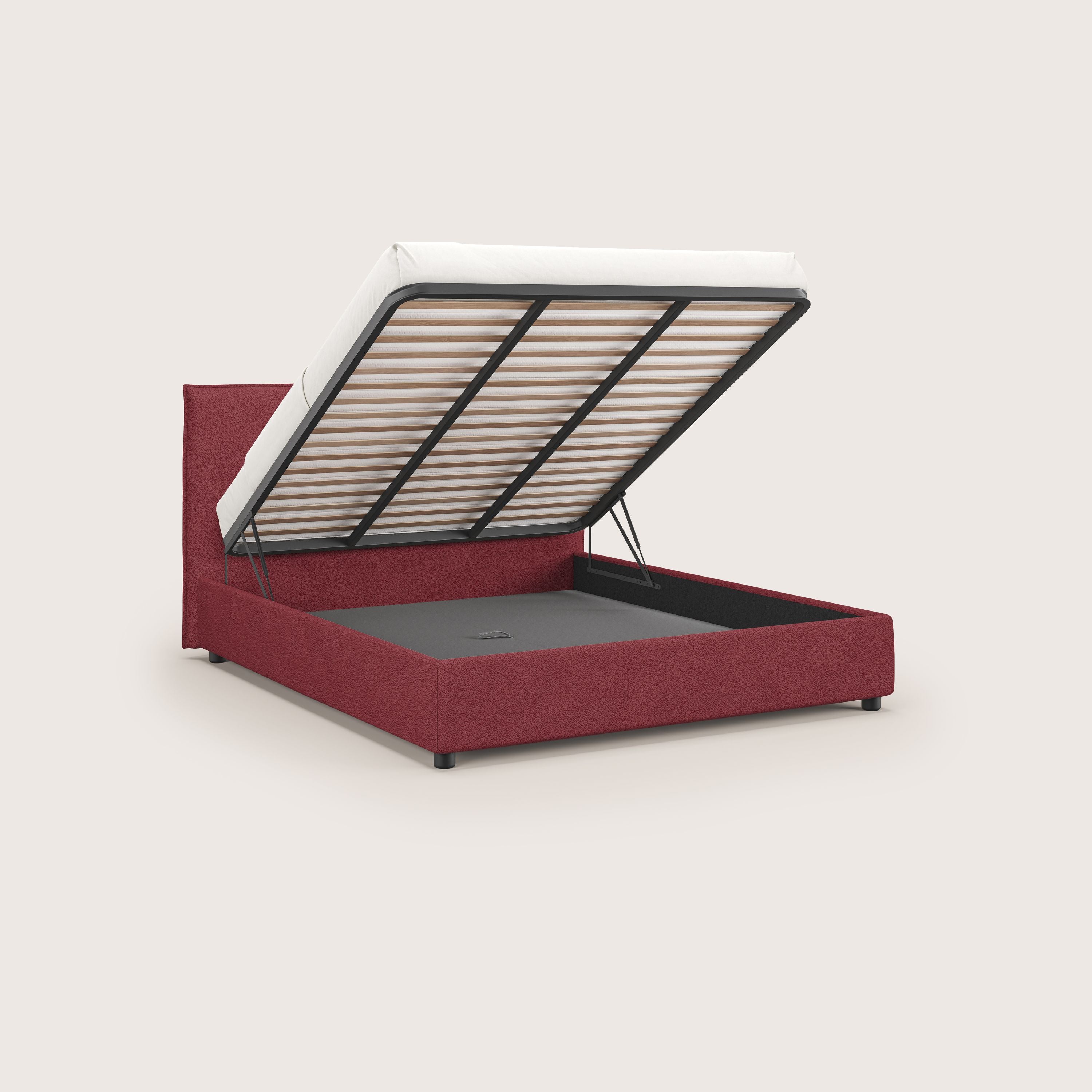 Il letto contenitore Nina di Letti.store è un letto minimal in microfibra rossa con rivestimento effetto pelle facile da pulire, una base contenitore sollevabile e un'elegante testata imbottita: un elegante design italiano su uno sfondo chiaro.