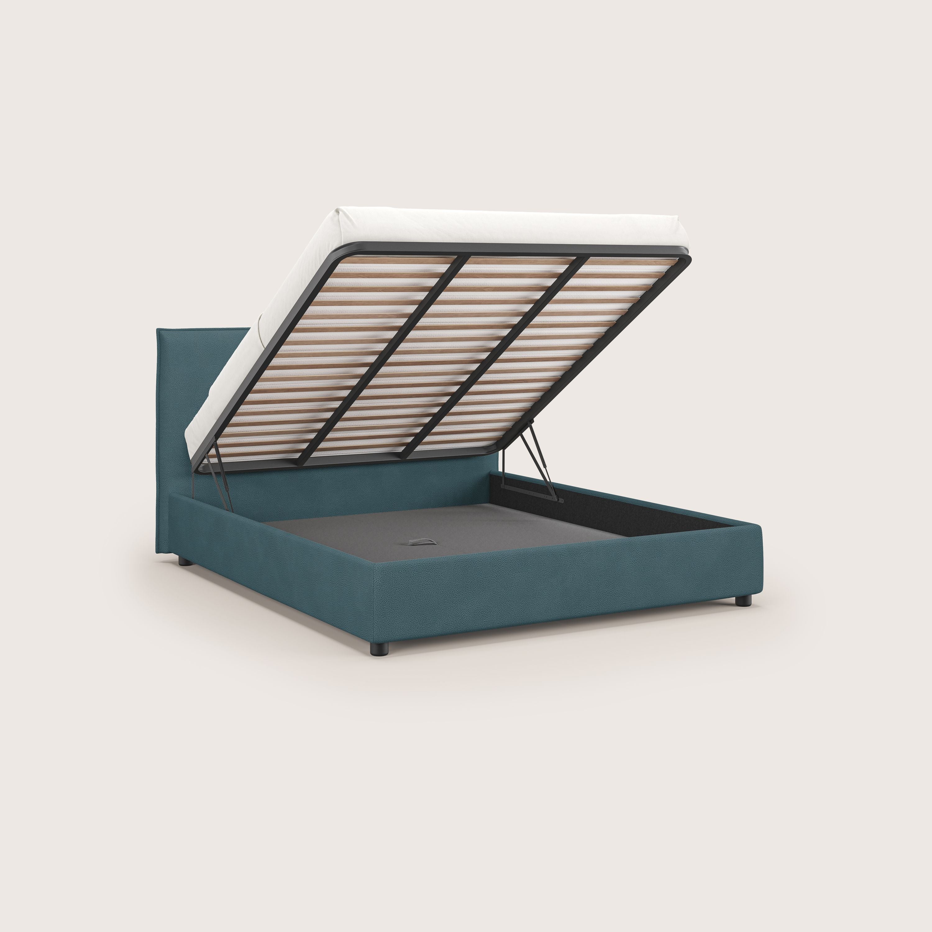 Il letto contenitore Nina di Letti.store è un letto dal design minimal in microfibra effetto pelle antimacchia color petrolio, con testata imbottita, rete a doghe sollevabile per un ampio contenimento e gambe corte nere.