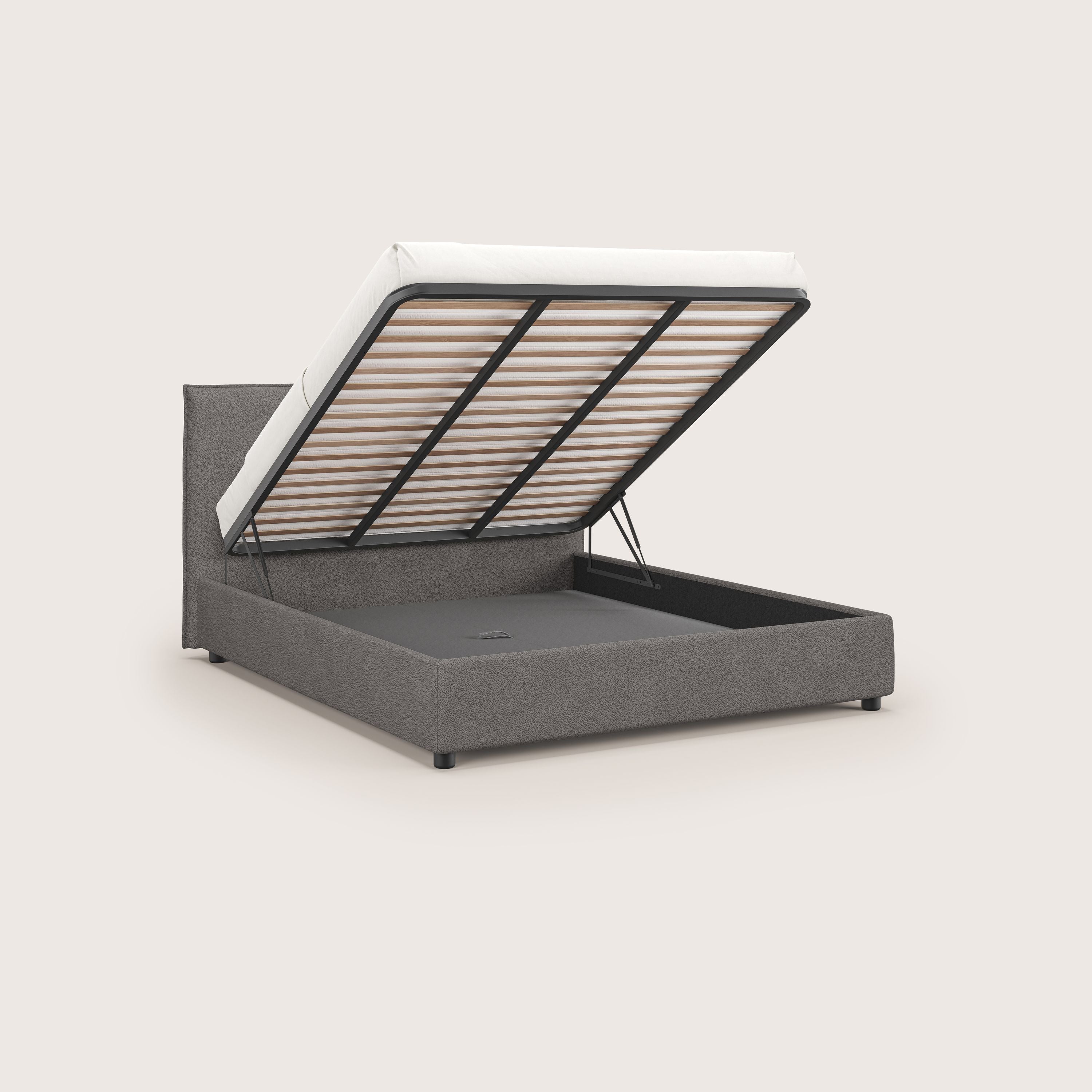 Il letto contenitore Nina di Letti.store è un letto dal design minimale in microfibra antracite antimacchia, con una testiera semplice e un materasso sollevabile per accedere facilmente allo spazioso vano contenitore sotto il letto.