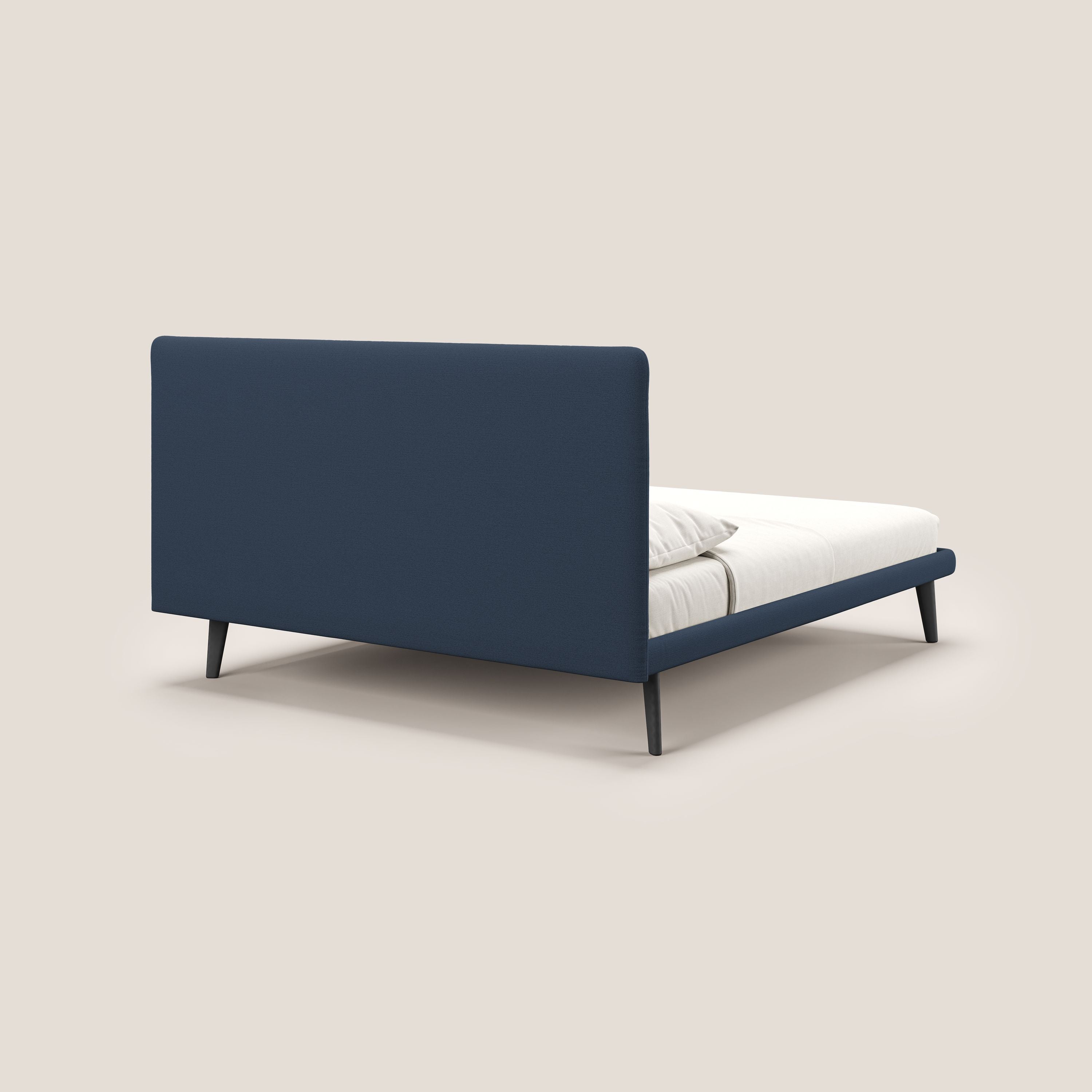 Noel letto minimal scandinavo con piedi in mogano e tessuto fiammato impermeabile T19 blu - divani.store