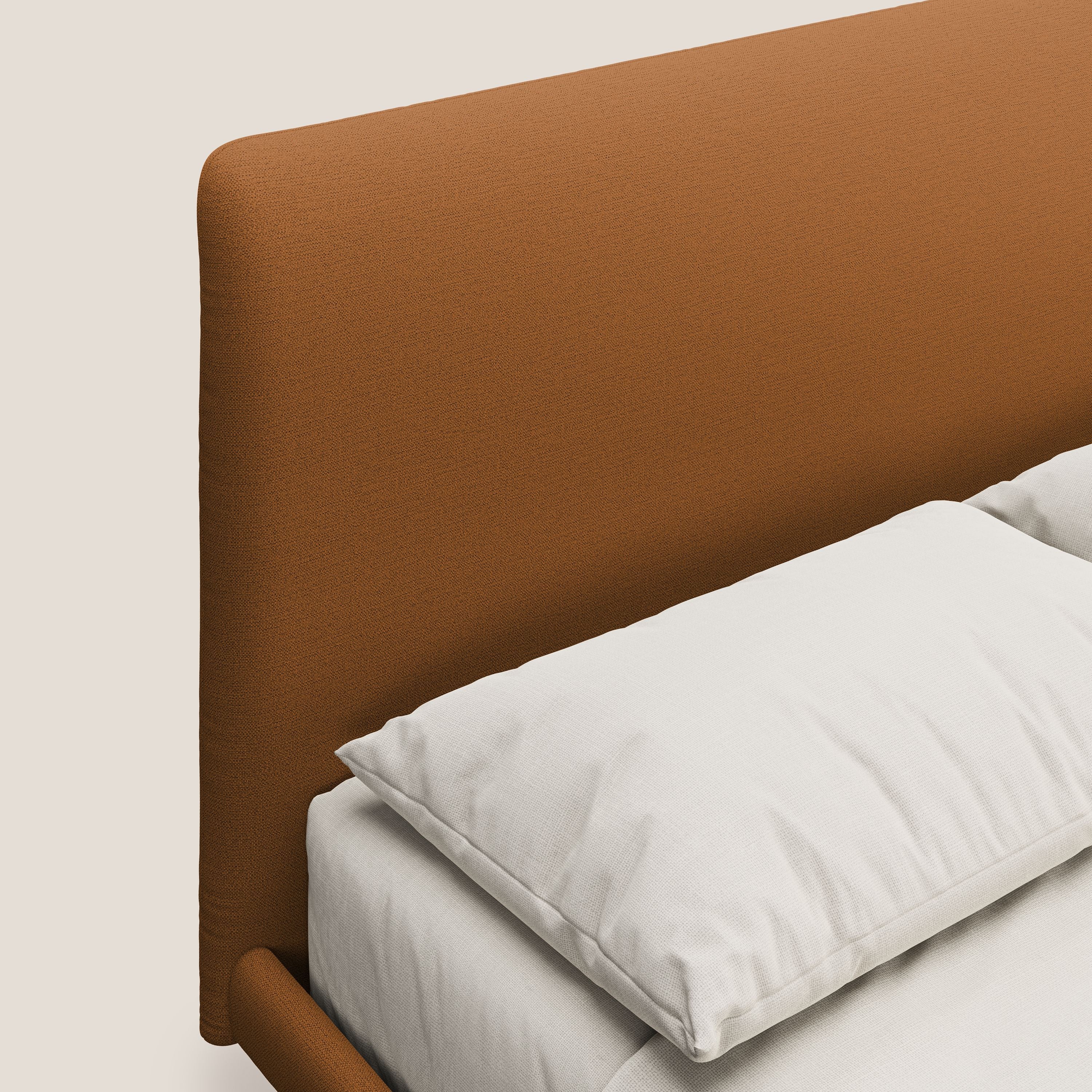 Noel letto minimal scandinavo con piedi in mogano e tessuto fiammato impermeabile T19 arancio - divani.store