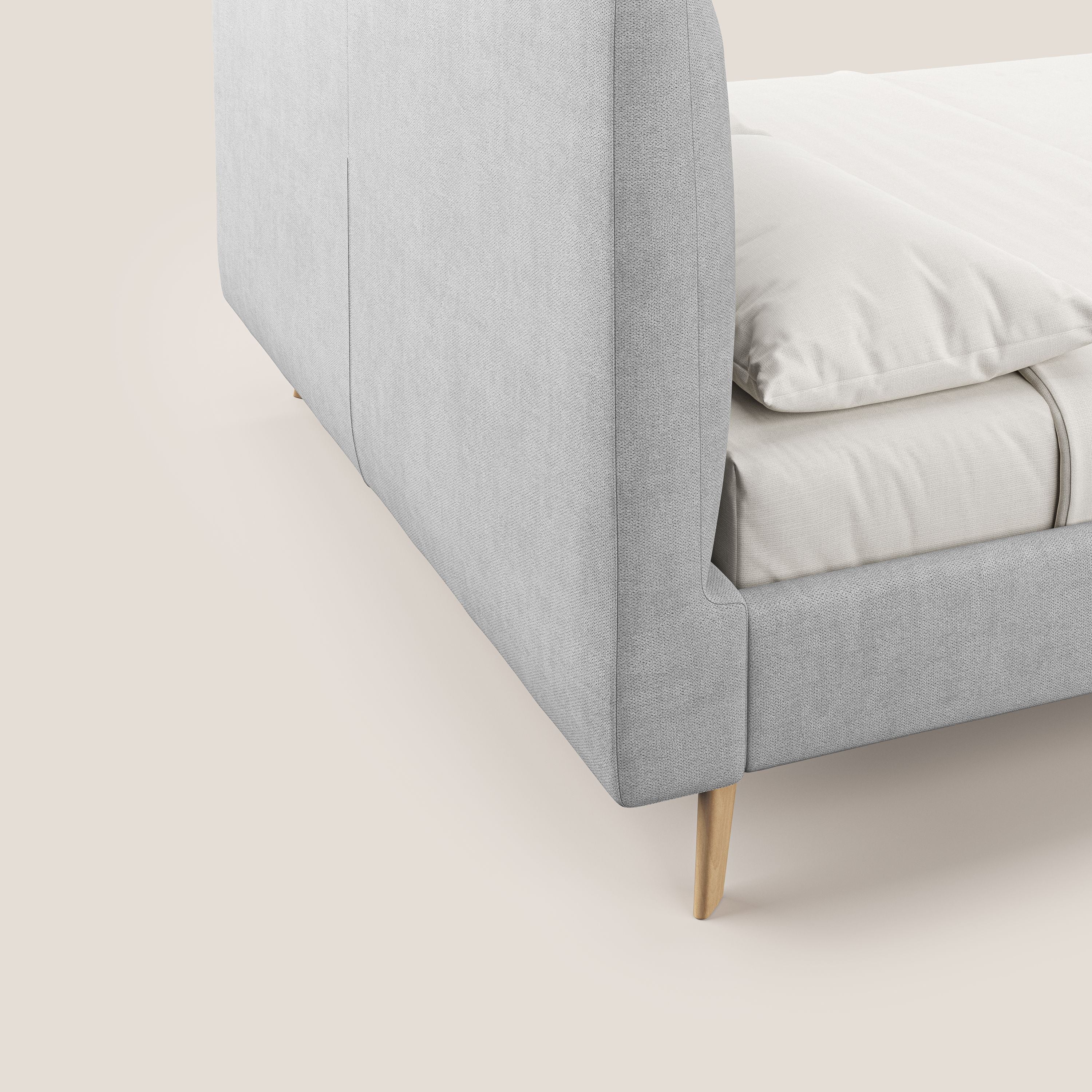 Selene letto imbottito con piedini naturali sfoderabile in tessuto impermeabile T02 grigio chiaro - divani.store