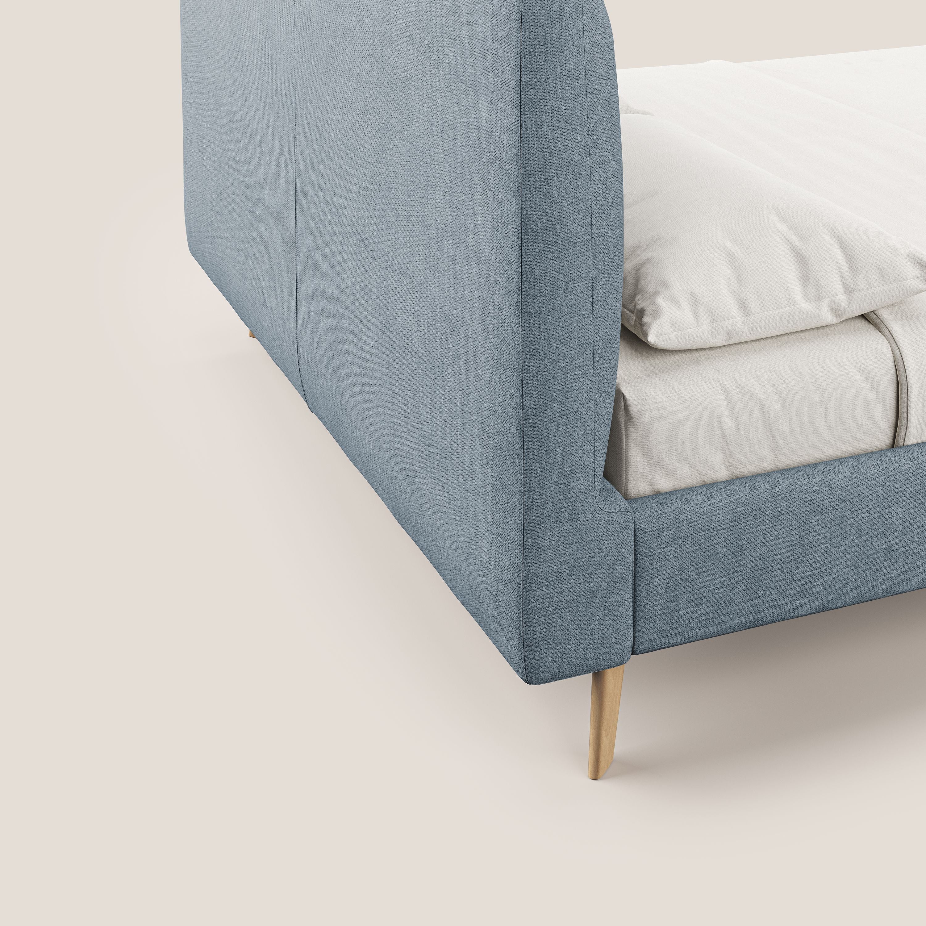 Selene letto imbottito con piedini naturali sfoderabile in tessuto impermeabile T02 carta da zucchero - divani.store