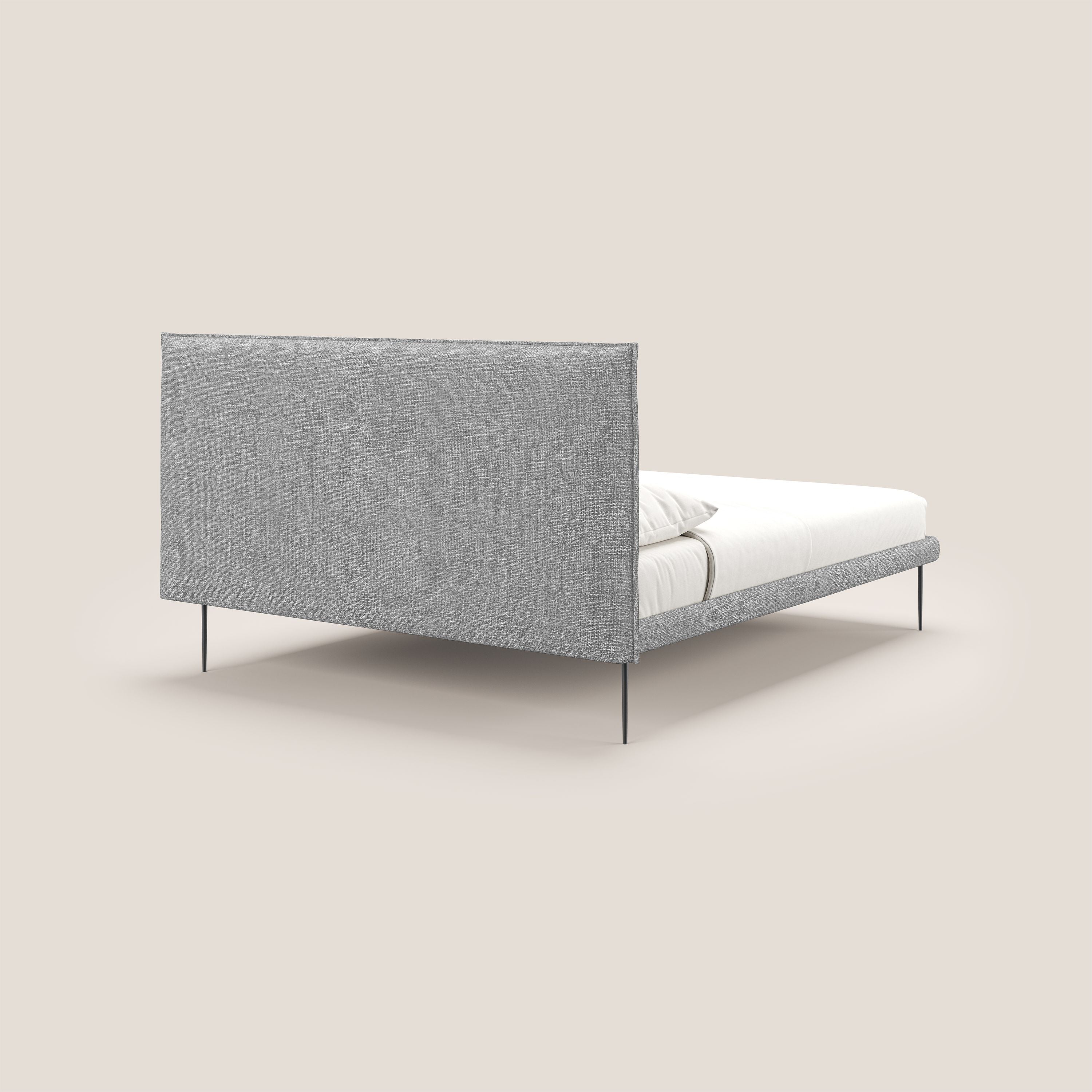 Theo letto imbottito moderno sfoderabile con piedi alti in metallo in tessuto impermeabile T10 grigio chiaro - divani.store