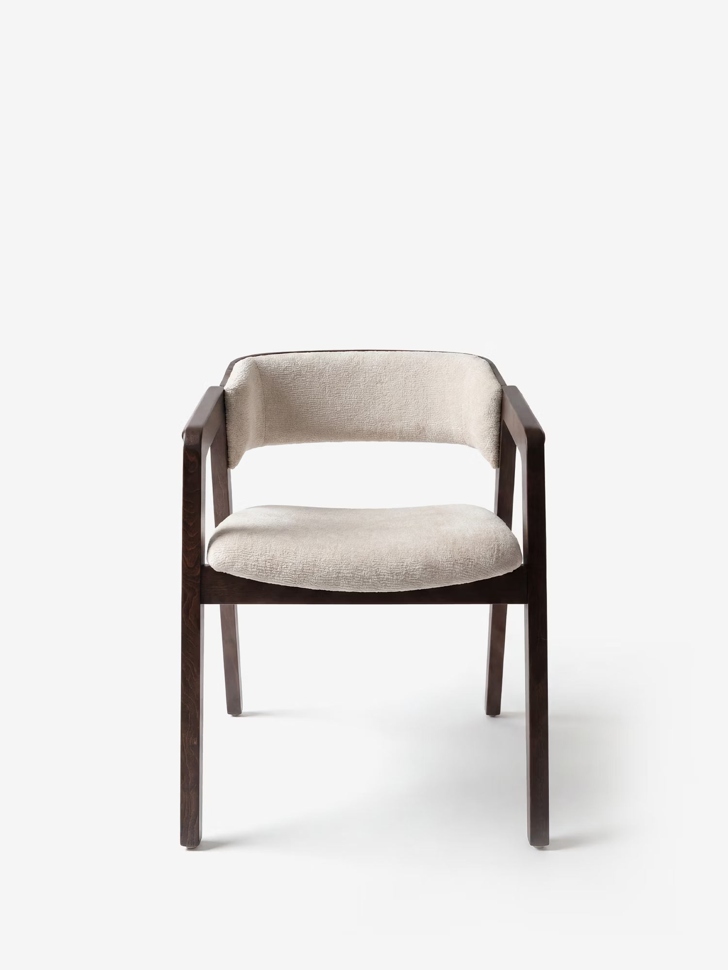 La sedia Etra di Divani.Store si caratterizza per un design moderno ed elegante, con struttura in legno massello scuro, braccioli e schienale curvo aperto. La seduta e lo schienale sono rivestiti in ciniglia beige chiaro, creando un raffinato contrasto che risalta sullo sfondo bianco a tinta unita.