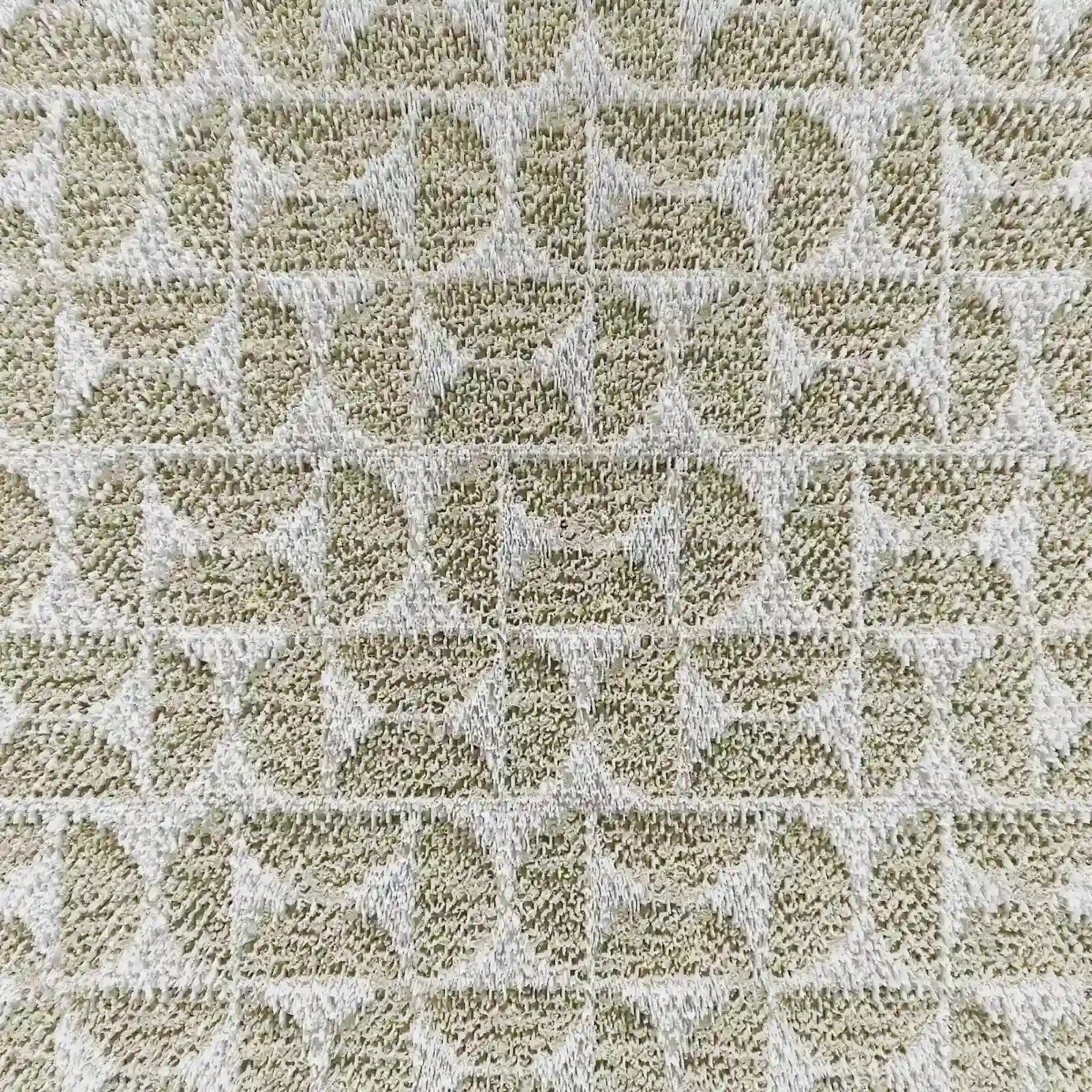 Primo piano del modello Naxos Cuscino Decoro 45x45 in lino di Divani.Store, caratterizzato da un elegante tessuto testurizzato con un motivo a griglia composto da cerchi, triangoli e rettangoli nei toni del beige e del bianco sporco, che conferisce al prodotto un aspetto delicato e piacevole al tatto.