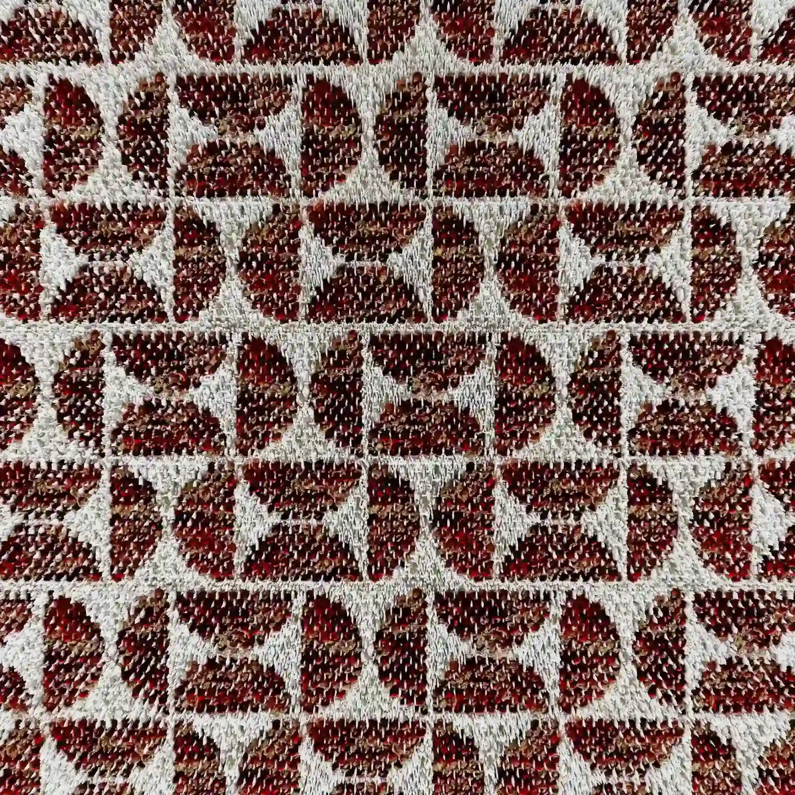 Il cuscino Naxos Decoro 45x45 in lino di Divani.Store presenta un elegante motivo geometrico nei toni del rosso e del marrone su fondo di lino beige, con una lucentezza metallica che conferisce un raffinato effetto tridimensionale: perfetto come cuscino decorativo.