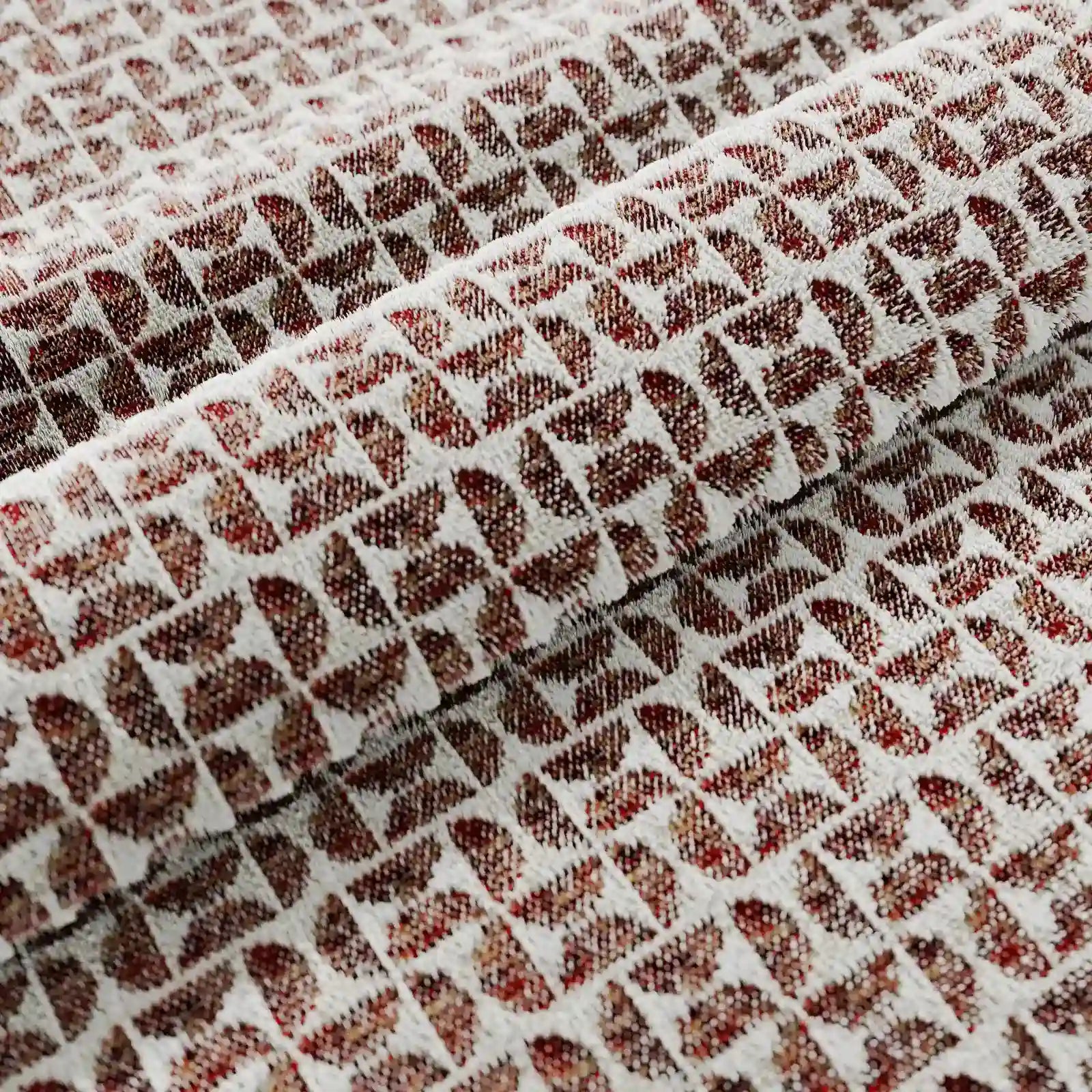 Un primo piano del cuscino Naxos Decoro 45x45 in Lino di Divani.Store mostra triangoli marroni e beige che formano motivi a rombi su un tessuto testurizzato, perfetto come elegante cuscino decorativo per qualsiasi ambiente.