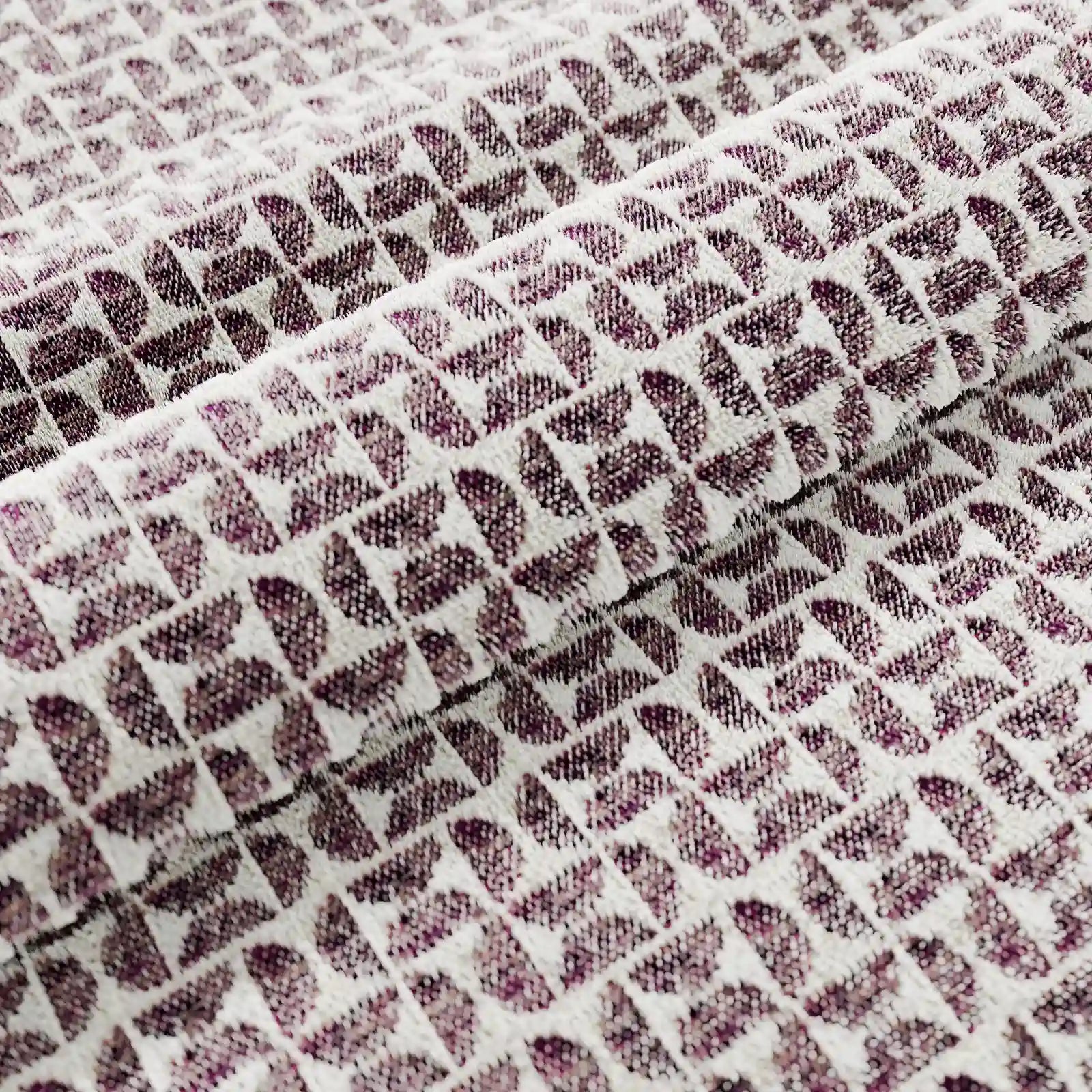 Primo piano del cuscino decorativo Naxos Decoro 45x45 in lino di Divani.Store, caratterizzato da un motivo geometrico nei toni del bordeaux e del bianco con triangoli intrecciati, che conferisce texture ed eleganza a questo morbido cuscino decorativo in lino.