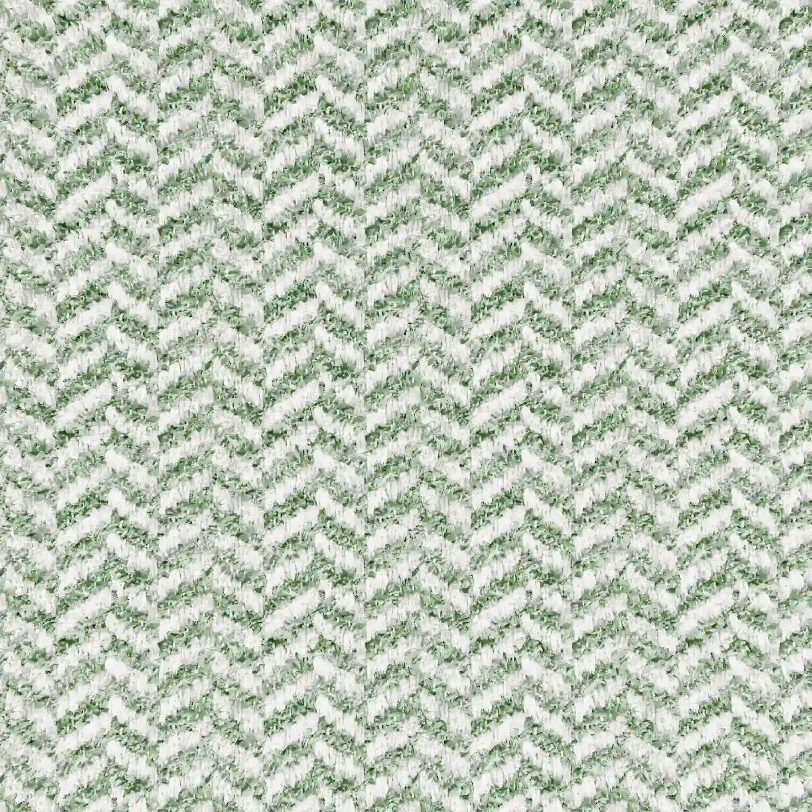 Primo piano del cuscino Sorrento 45x45 in lino di Divani.Store: un cuscino lavabile con motivo a chevron bianco e verde chiaro, che si distingue per la trama geometrica e l'eleganza naturale.