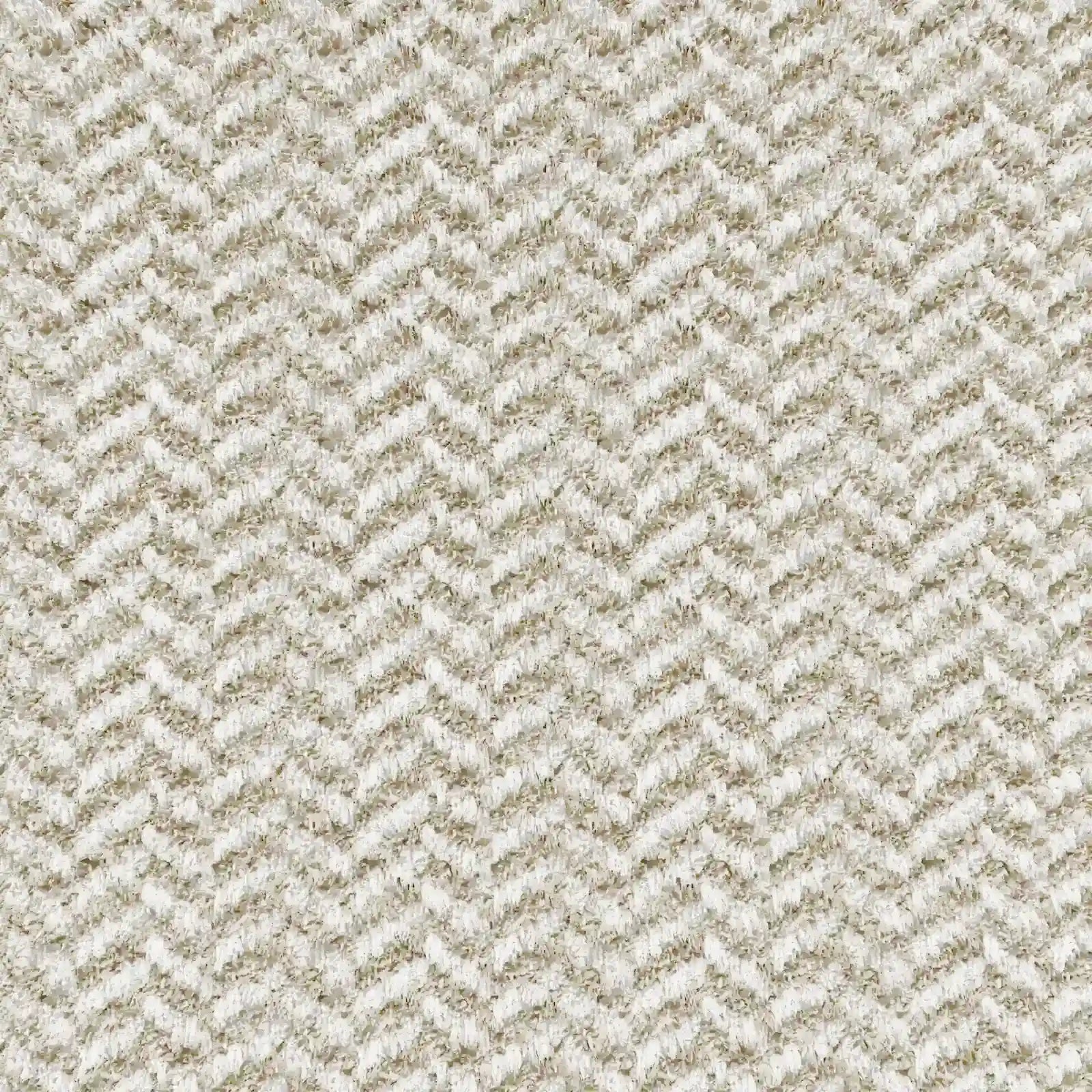 Primo piano del cuscino Sorrento 45x45 in Lino di Divani.Store: tessuto a spina di pesce nei toni del beige chiaro e del bianco sporco, con un motivo a chevron in rilievo, ideale per cuscini decorativi eleganti e impermeabili.