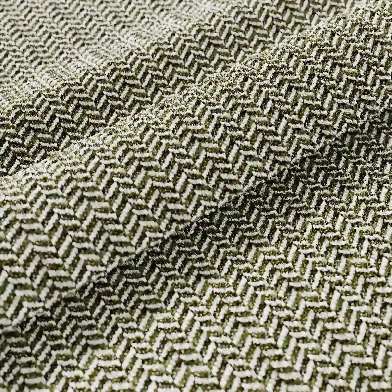 Un primo piano del cuscino Sorrento 45x45 in lino di Divani.Store ne mette in risalto il motivo a chevron verde oliva e bianco con texture intrecciata, rendendolo ideale per interni eleganti e aggiungendo un tocco di raffinatezza naturale.