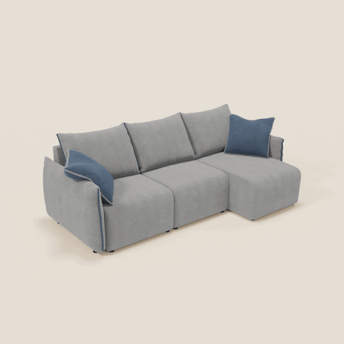 Flexar Divano angolare reversibile di Divani.Store è un moderno divano a tre posti in morbido bouclé grigio-blu T07, resistente all'acqua, con cuscini in tessuto, due cuscini blu, una chaise lounge rivolta verso destra e Modularità Reversibile.