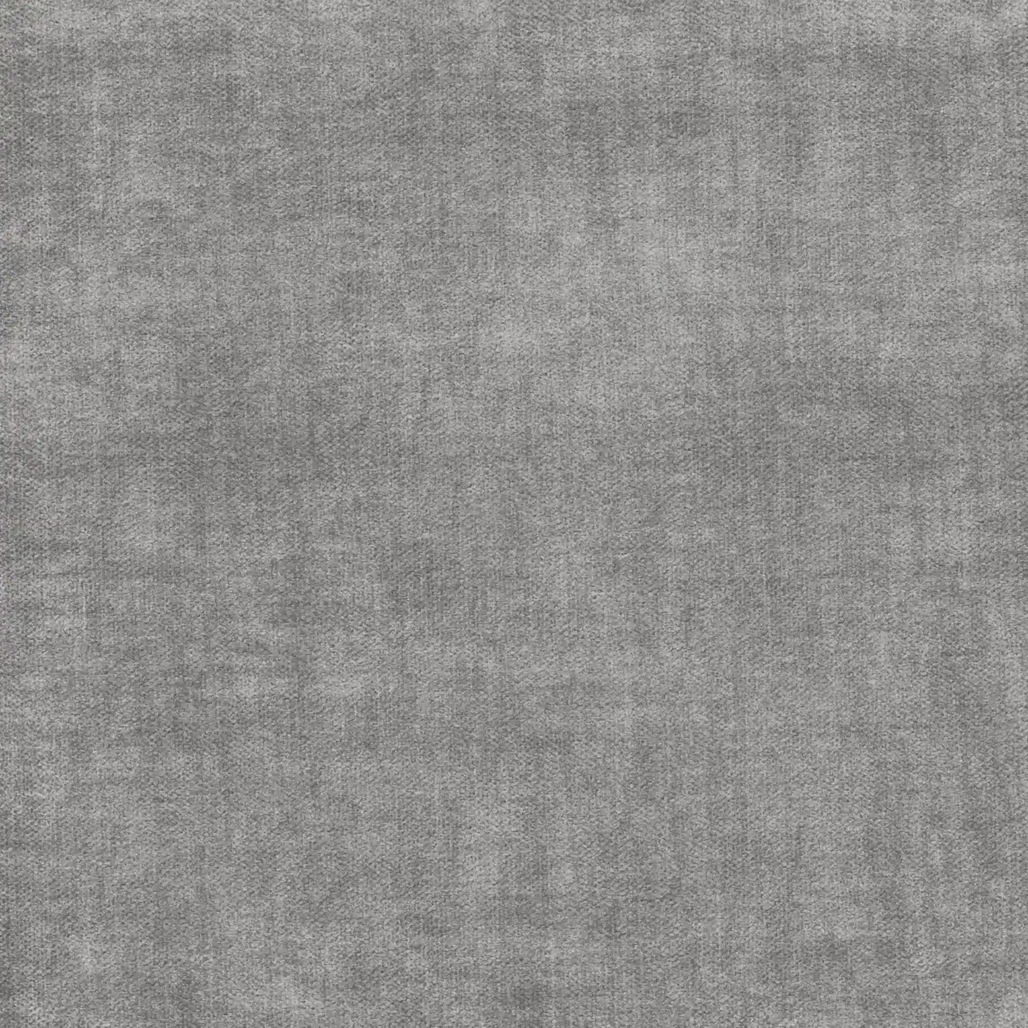 Un primo piano del divano letto a 3 posti Lodovico di Divani.Store mette in risalto il suo tessuto grigio, certificato Oeko-Tex e resistente alle macchie, caratterizzato da una trama leggermente ruvida e da un effetto screziato simile al lino. La superficie appare morbida, con diverse sfumature di grigio e senza motivi visibili.