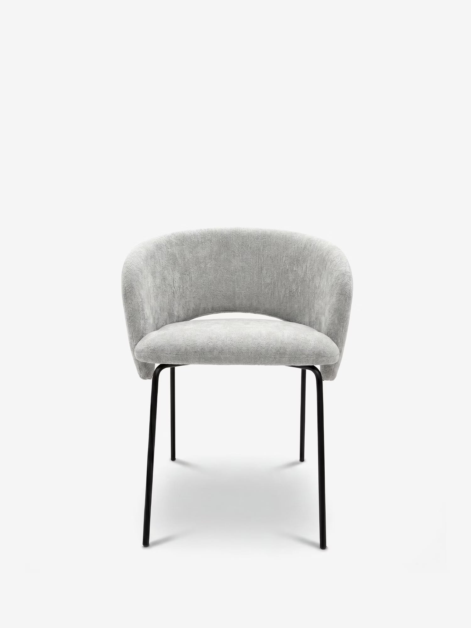 La sedia imbottita Fosca di Divani.Store presenta una seduta e uno schienale curvi rivestiti in morbido tessuto certificato OEKO-TEX®, braccioli eleganti e sottili gambe in metallo nero, per un look minimalista e contemporaneo.