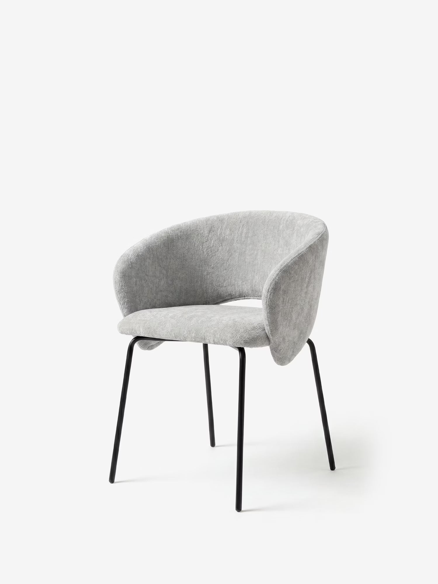 La sedia imbottita Fosca di Divani.Store si caratterizza per un design moderno con braccioli, un morbido tessuto certificato OEKO-TEX®, sottili gambe in metallo nero e uno stile minimalista: ideale per gli interni contemporanei.