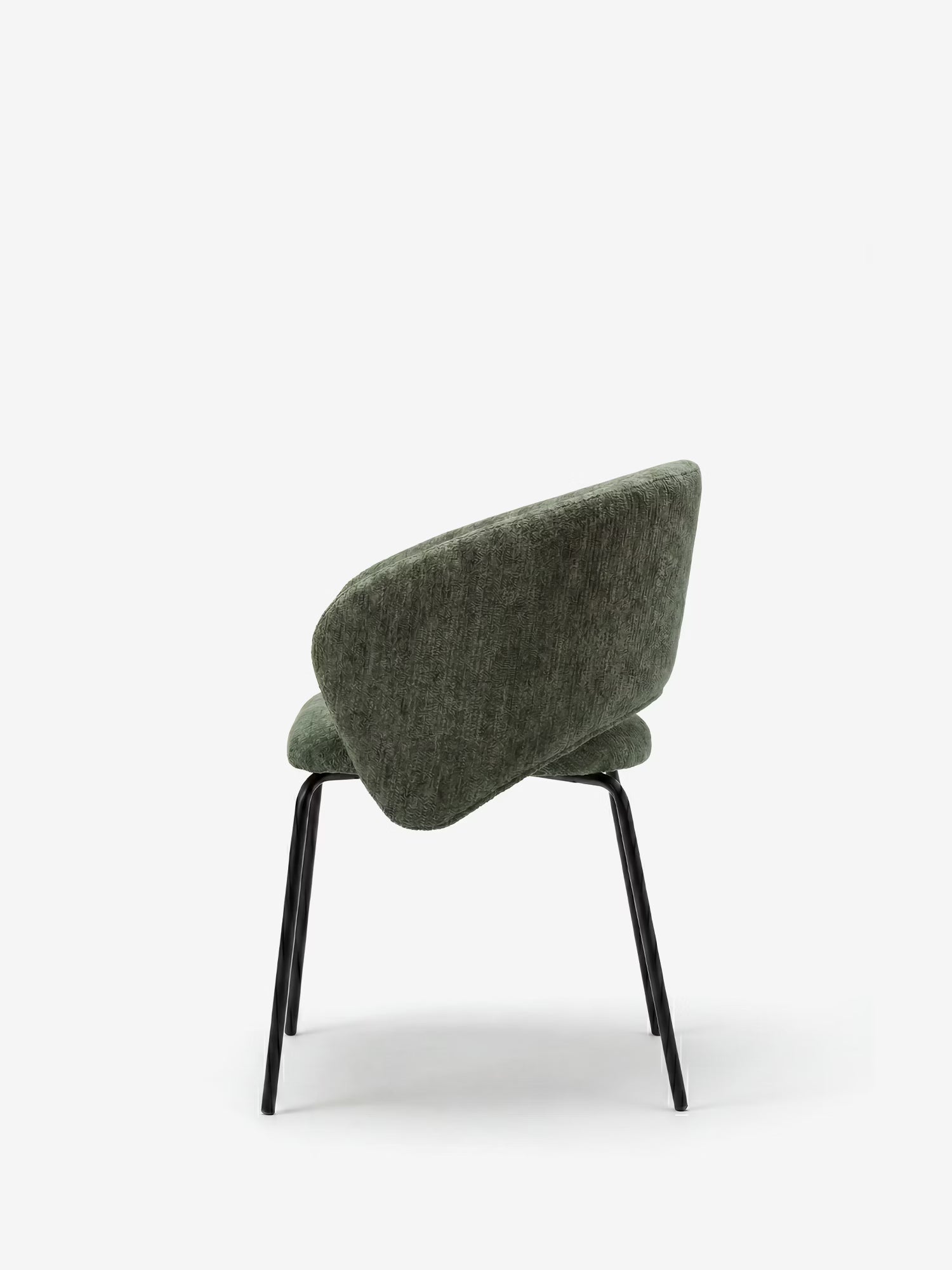 La sedia imbottita con braccioli Fosca di Divani.Store è realizzata con tessuto certificato OEKO-TEX® in verde scuro testurizzato, presenta uno schienale inclinato e gambe in metallo nero; nella foto è raffigurata vista da dietro su uno sfondo bianco.