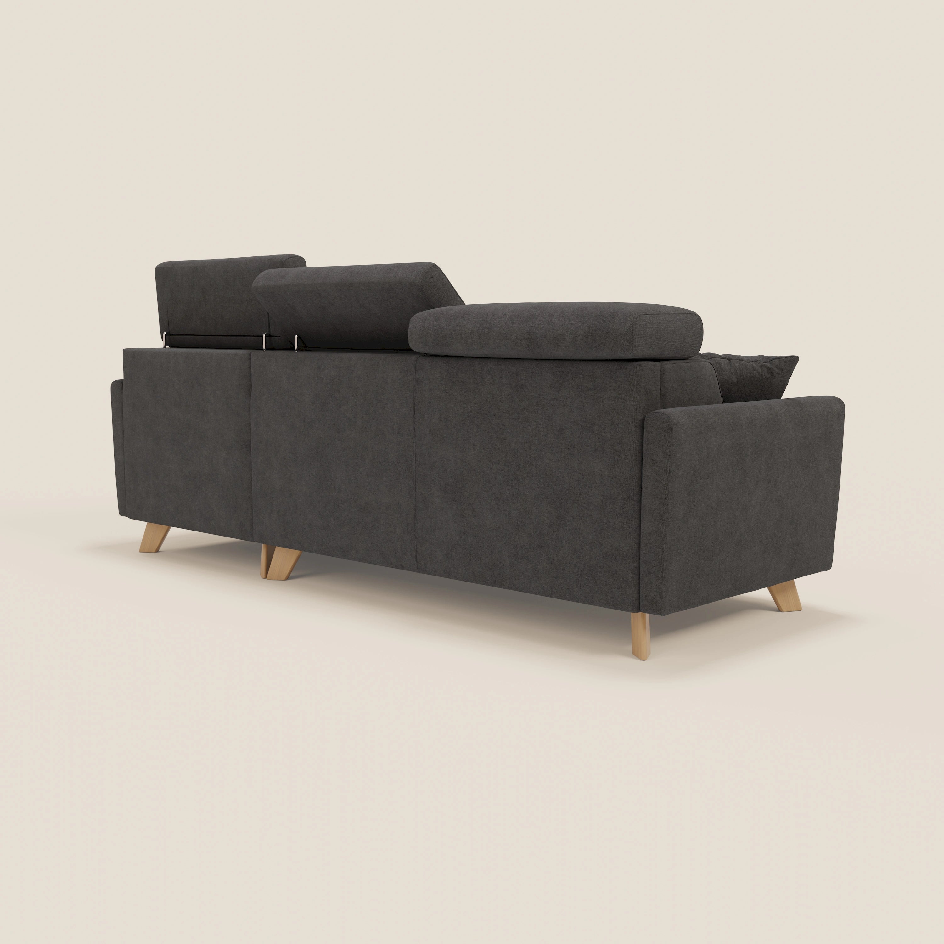Il divano letto angolare sfoderabile Francy di Divani.Store, presentato nella parte posteriore in tessuto T17 antracite smacchiabile, è caratterizzato da una poltrona contenitore, poggiatesta reclinabili, braccioli piatti e gambe in legno chiaro su uno sfondo beige chiaro.