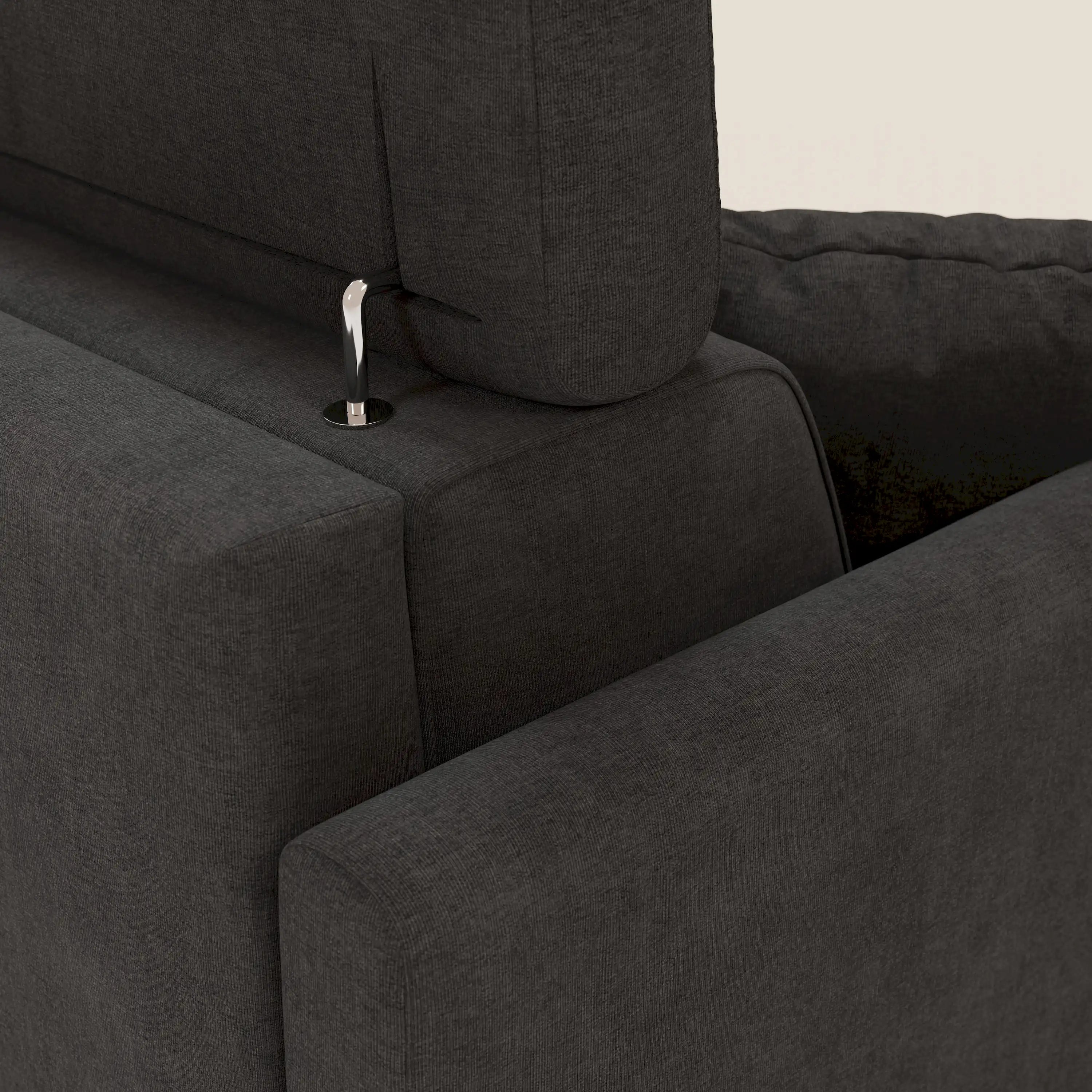 Primo piano del divano letto angolare sfoderabile Francy di Divani.Store in T17 antracite: poggiatesta reclinabili su staffe metalliche curve, poltrona contenitore e tessuto smacchiabile per un look nordico su sfondo chiaro.