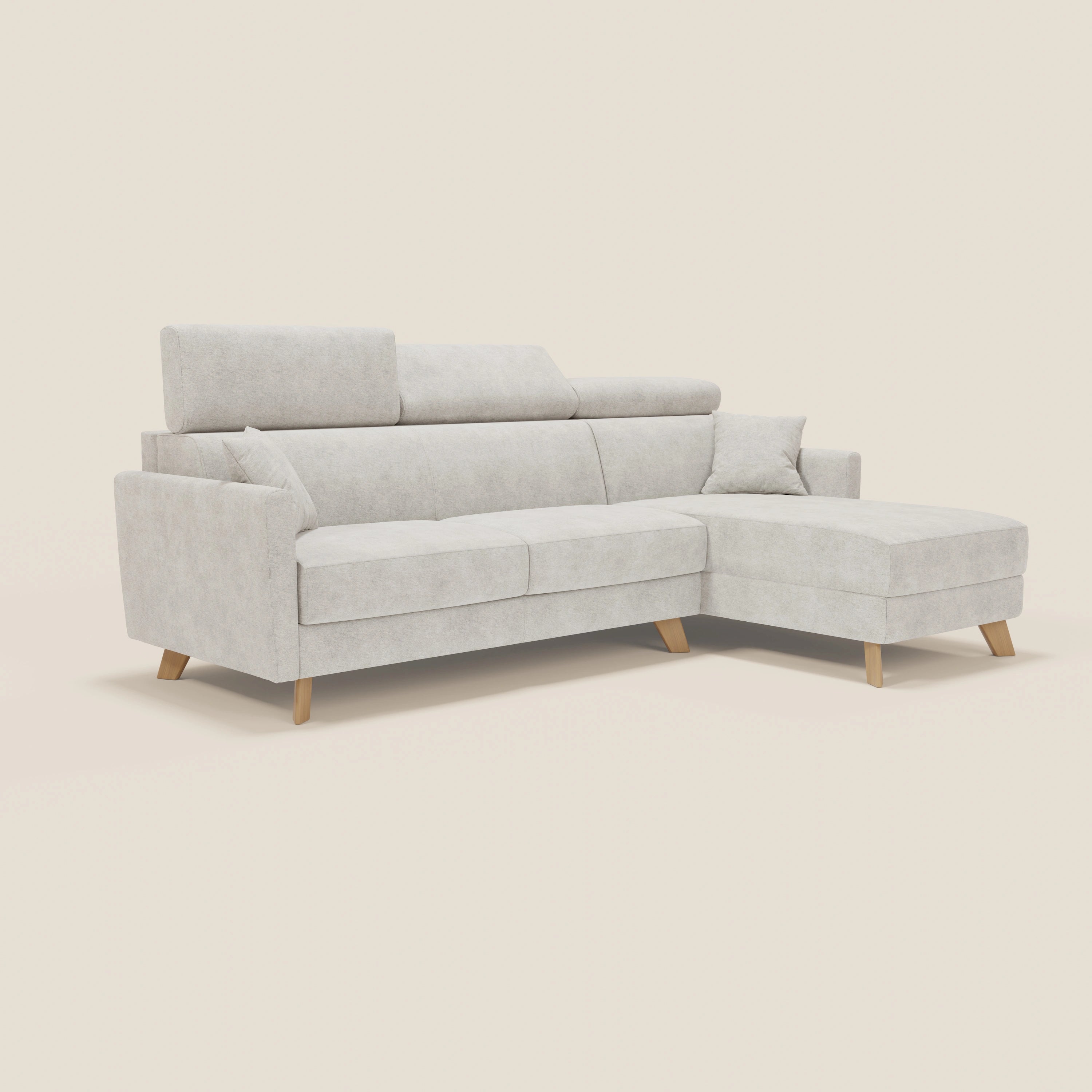 Il divano letto angolare sfoderabile Francy di Divani.Store è dotato di una chaise longue destra, di poggiatesta reclinabili, di un tessuto bianco T17 antimacchia e di un cuscino coordinato, perfetto per aggiungere eleganza nordica al vostro spazio.