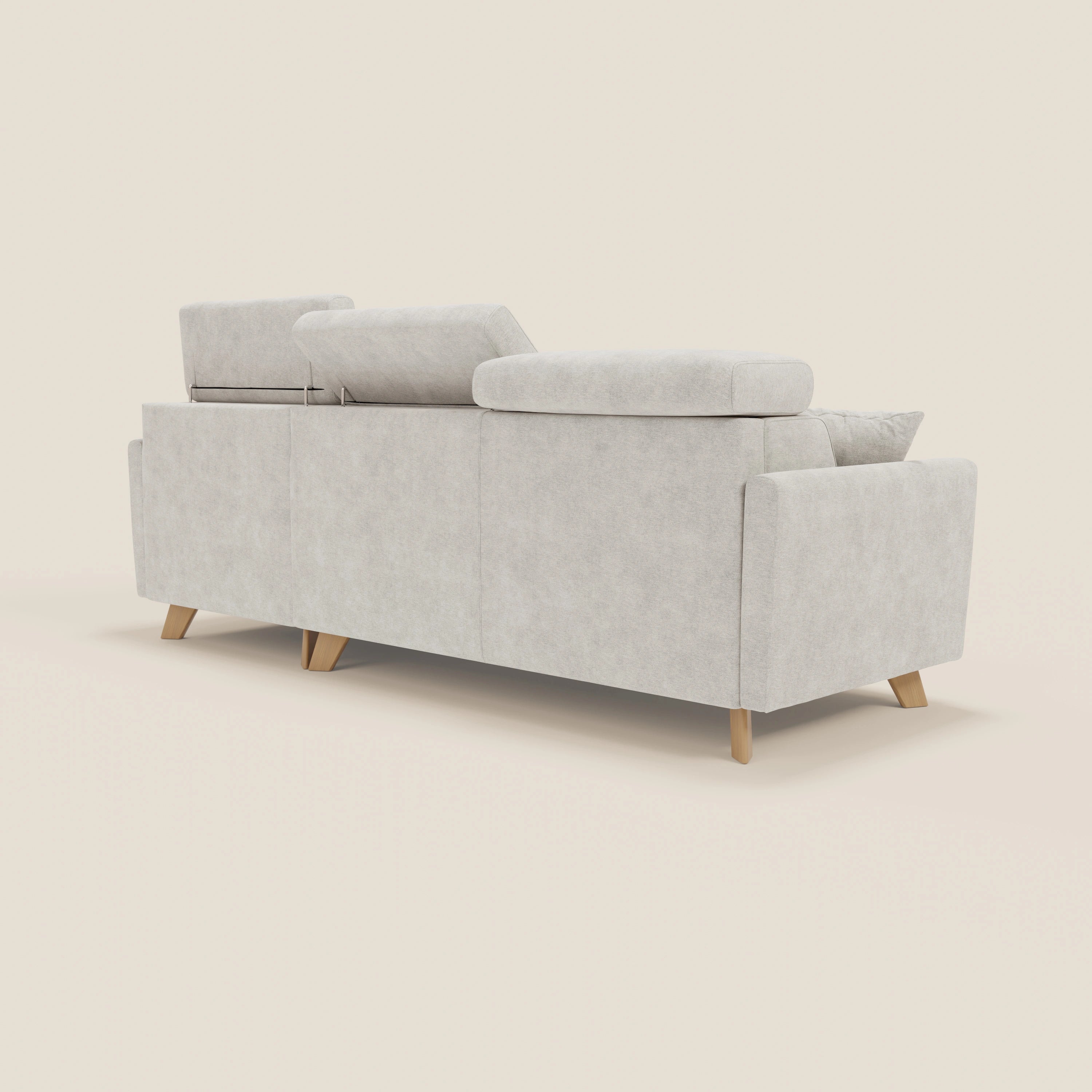 Il divano letto angolare sfoderabile Francy di Divani.Store, in tessuto smacchiabile T17 bianco, è dotato di chaise longue con contenitore, poggiatesta regolabili, gambe in legno angolate e linee nordiche eleganti, mostrate dallo schienale su un semplice sfondo bianco sporco.