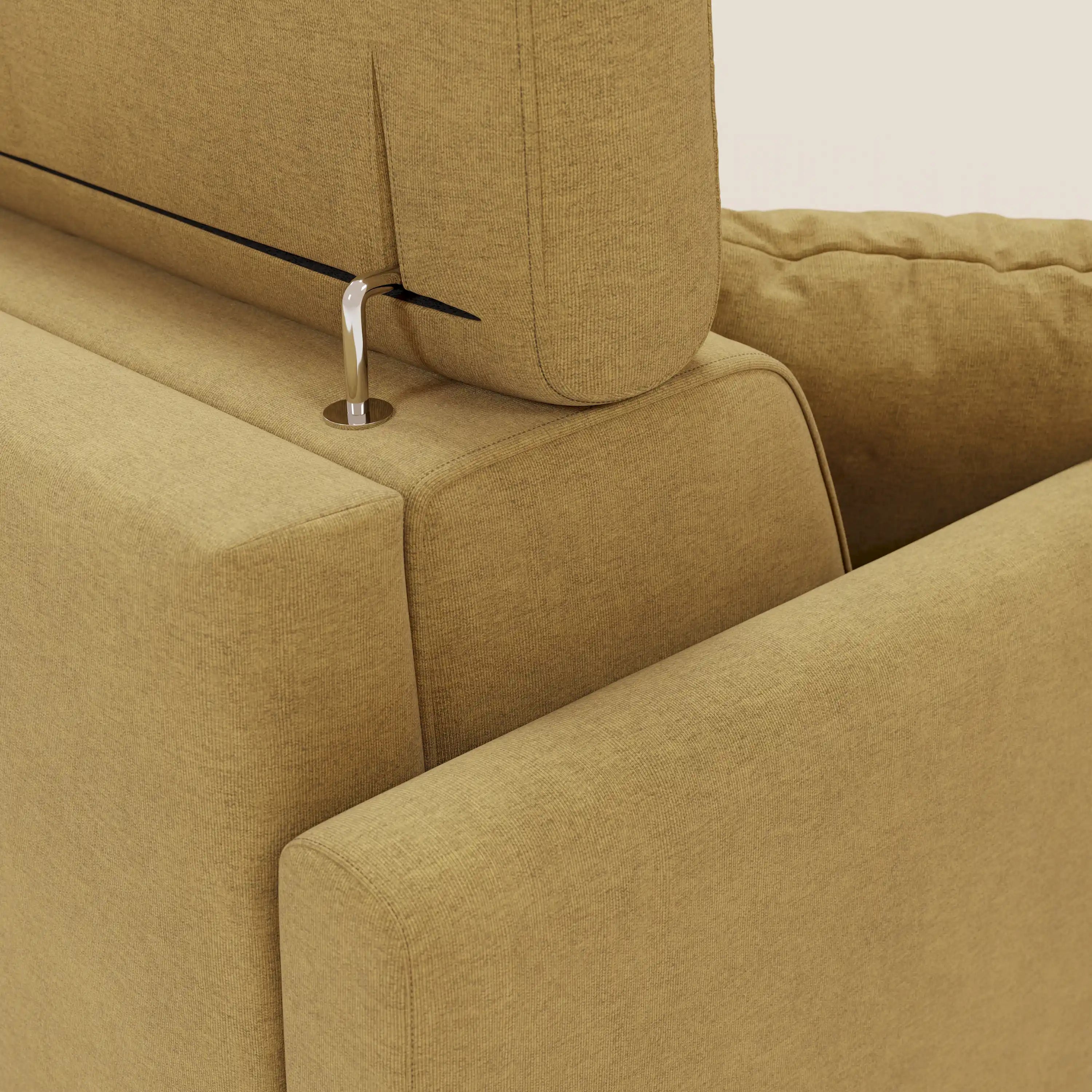 Primo piano del divano letto angolare Francy di Divani.Store in tessuto antimacchia giallo T17, che mette in evidenza il poggiatesta regolabile con cerniera metallica a vista e il rivestimento liscio per un look minimalista ed elegante.