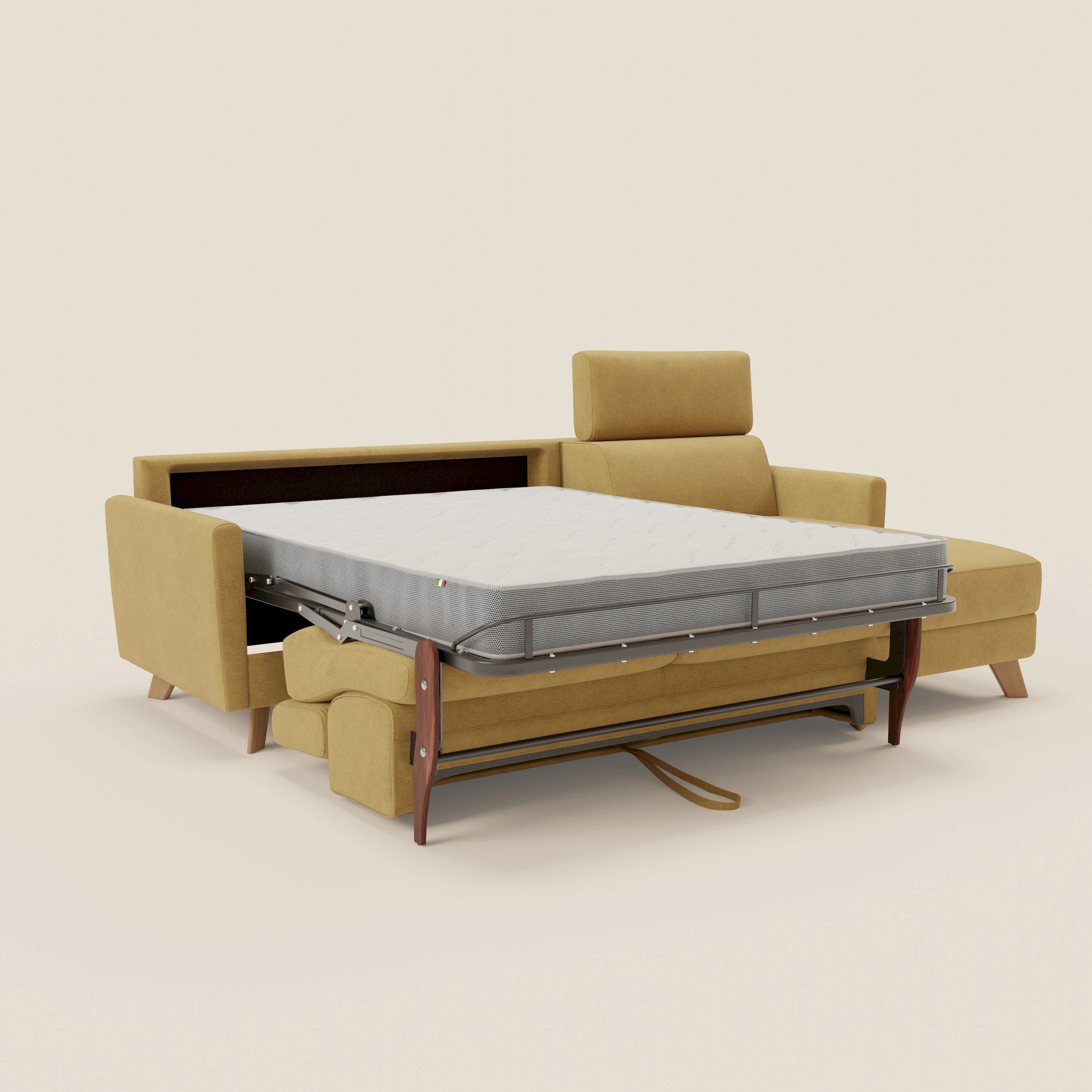 Il divano letto angolare sfoderabile Francy di Divani.Store in smacchiabile T17 giallo è caratterizzato da un letto estraibile con supporto in legno a vista, poggiatesta reclinabile, poltrona contenitore, e si staglia su uno sfondo beige semplice dal fascino nordico.