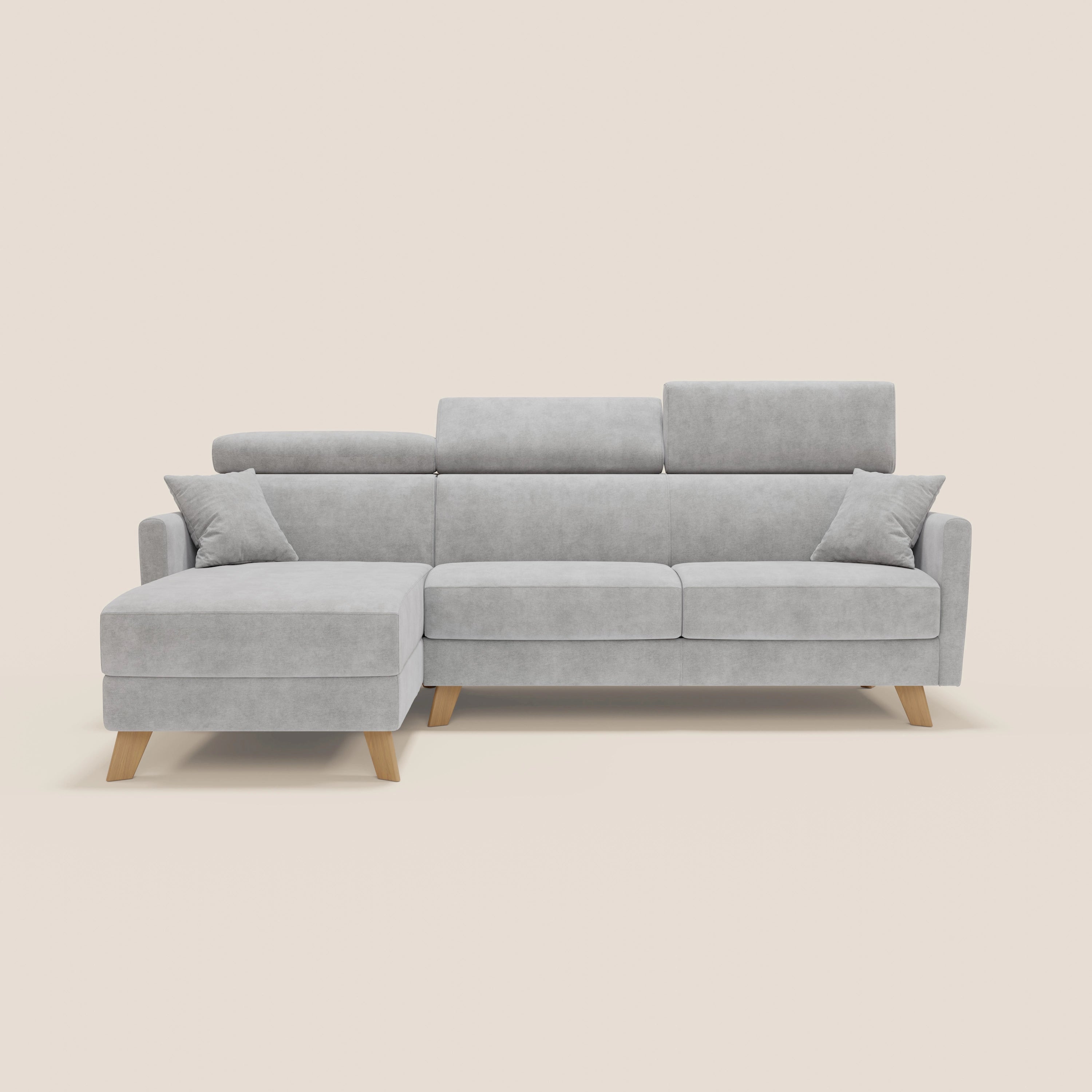 Il divano letto angolare sfoderabile Francy di Divani.Store è dotato di chaise longue sinistra con contenitore, poggiatesta regolabili, tessuto grigio T17 antimacchia sfoderabile e design minimal nordico su gambe in legno con due cuscini coordinati.