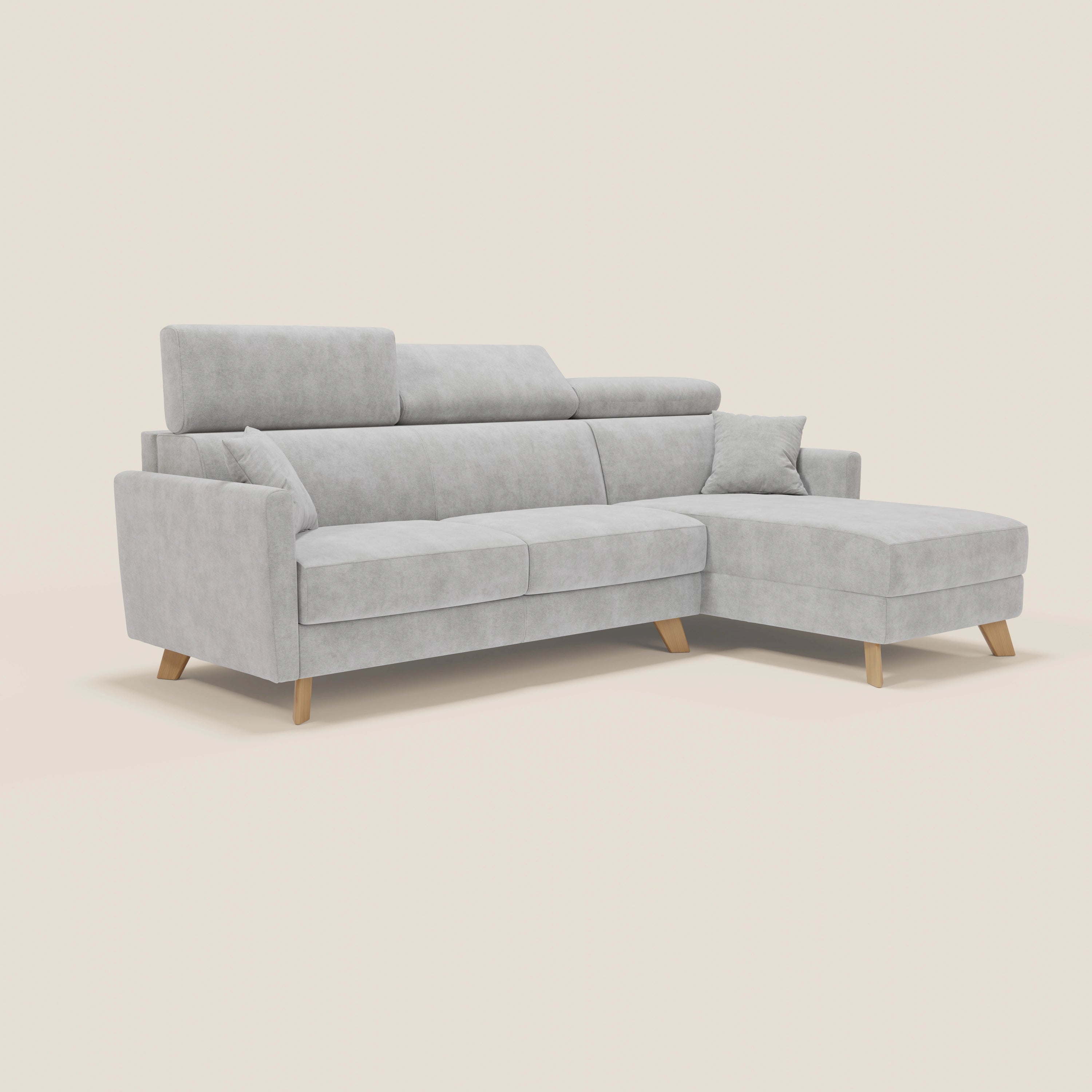 Il divano letto angolare Francy di Divani.Store, in tessuto grigio T17 facile da pulire, con chaise longue e poggiatesta reclinabili, si colloca su uno sfondo bianco sporco.