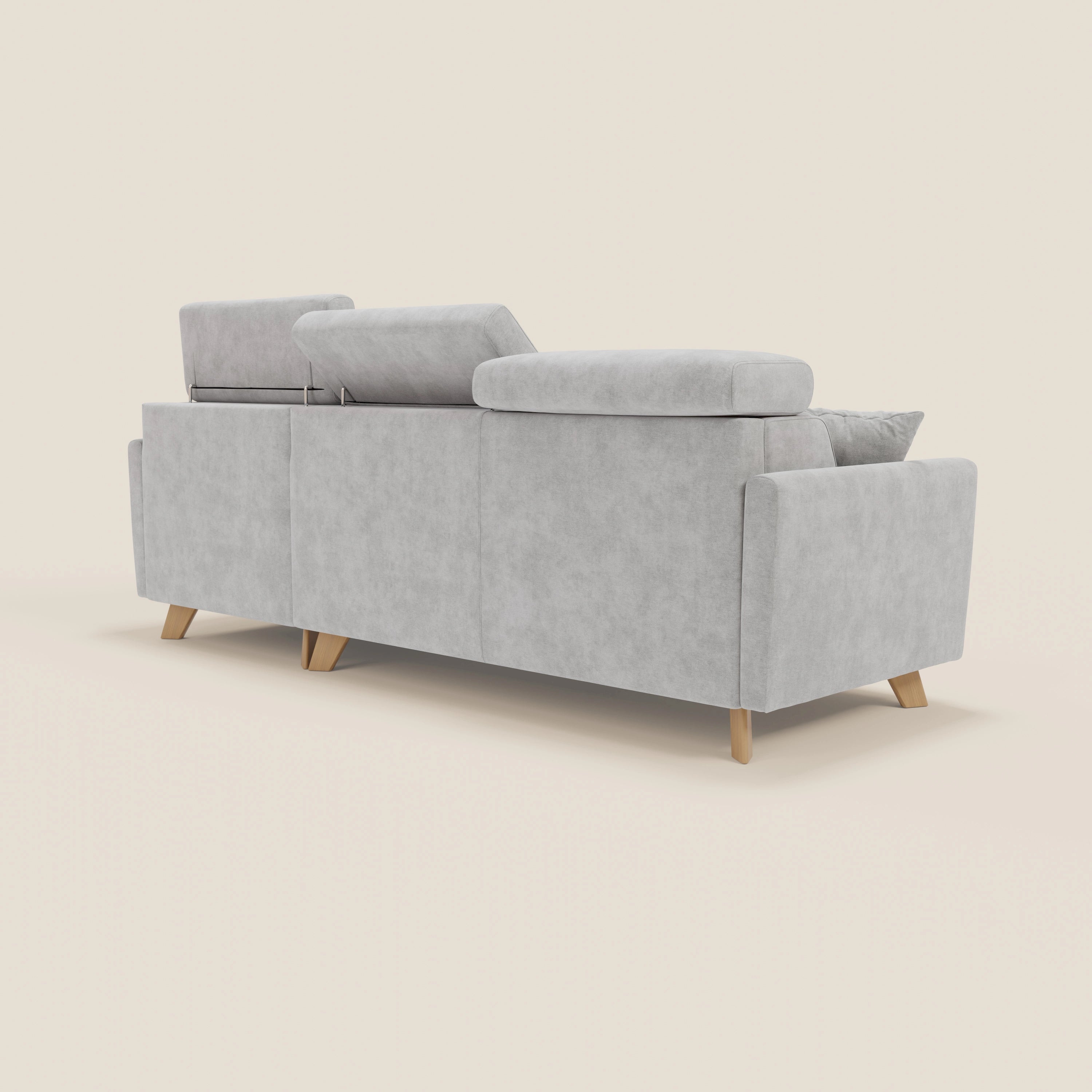 Il divano letto angolare sfoderabile Francy di Divani.Store, in tessuto antimacchia grigio chiaro T17, è dotato di poggiatesta reclinabili (di cui uno rialzato), di una poltrona contenitore e di gambe in legno.