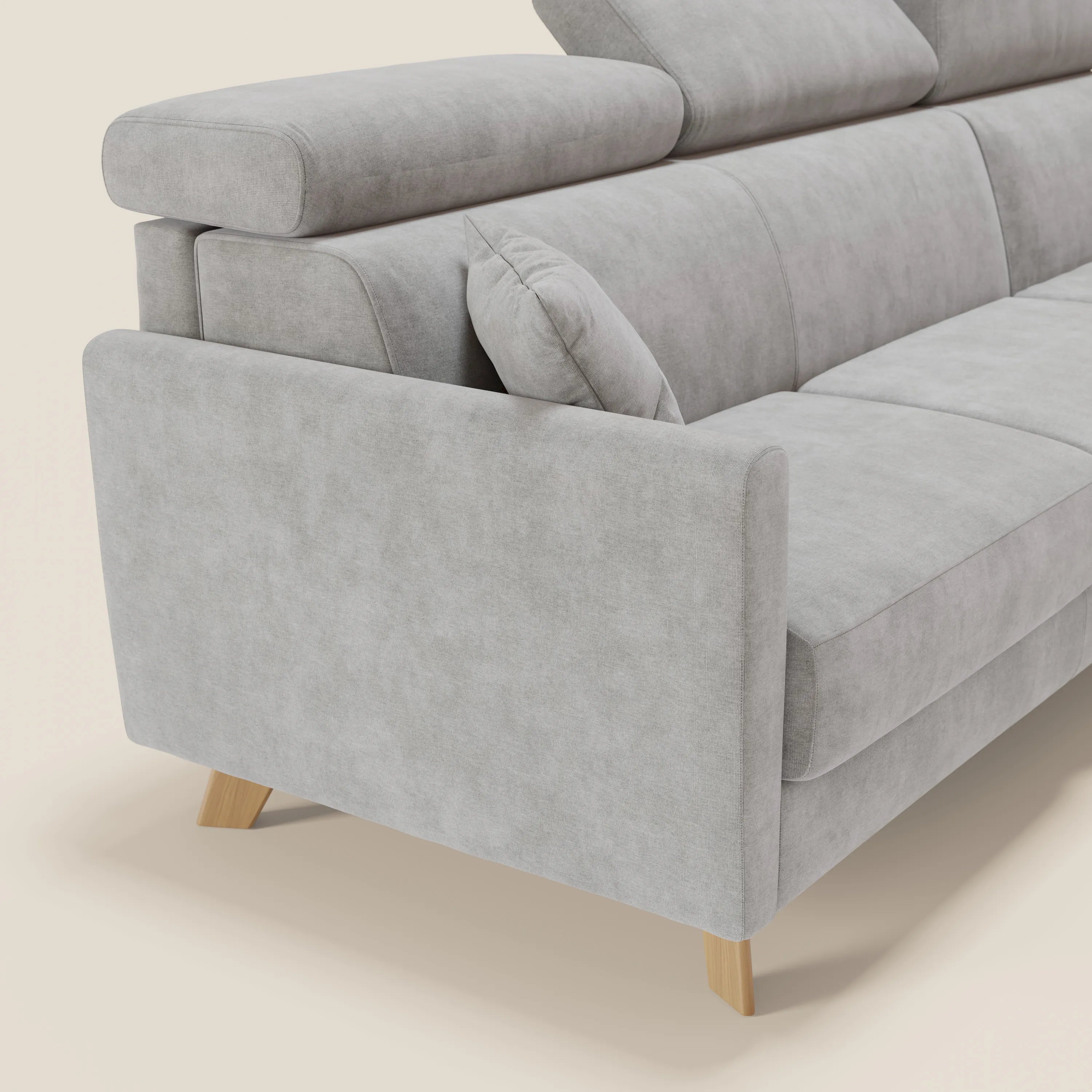 Il divano letto angolare sfoderabile Francy di Divani.Store in smacchiabile T17 grigio è caratterizzato da una poltrona contenitore, poggiatesta regolabili e uno stile moderno e pulito. Un cuscino coordinato è posizionato tra lo schienale e il bracciolo su uno sfondo semplice.