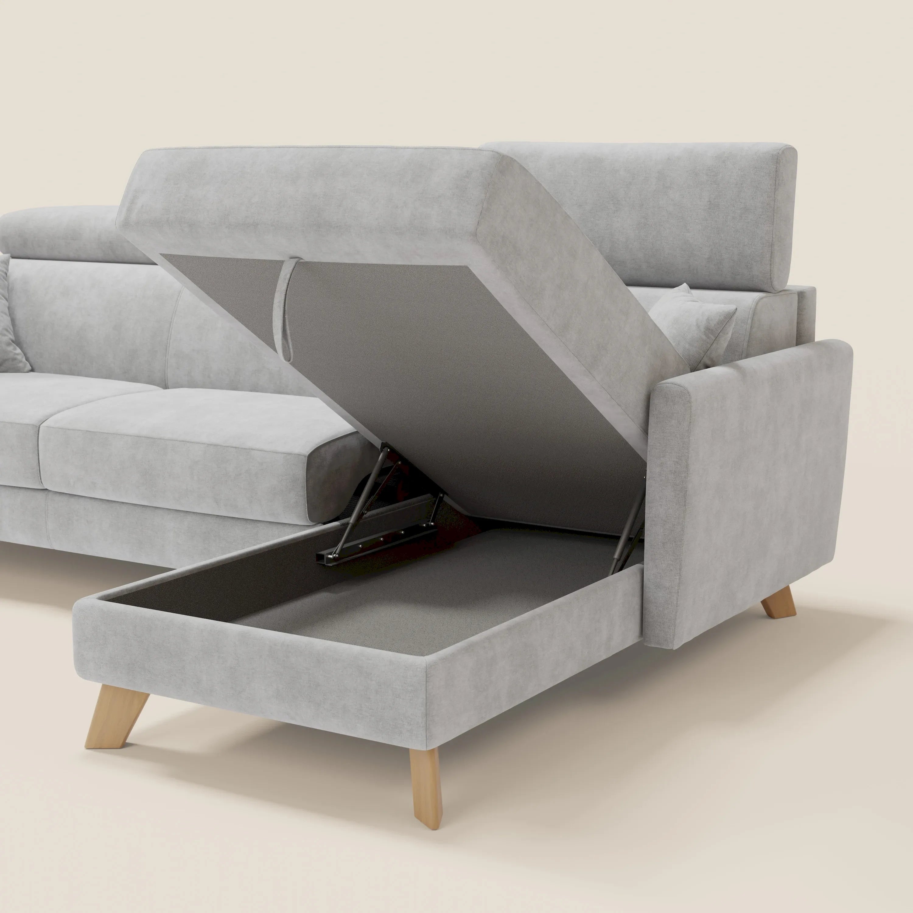 Il divano letto angolare sfoderabile Francy di Divani.Store in tessuto smacchiabile T17 grigio è caratterizzato da una penisola contenitore e da una poggiatesta reclinabile, mostrata con un cuscino sollevato per rivelare il suo contenitore nascosto su uno sfondo chiaro.