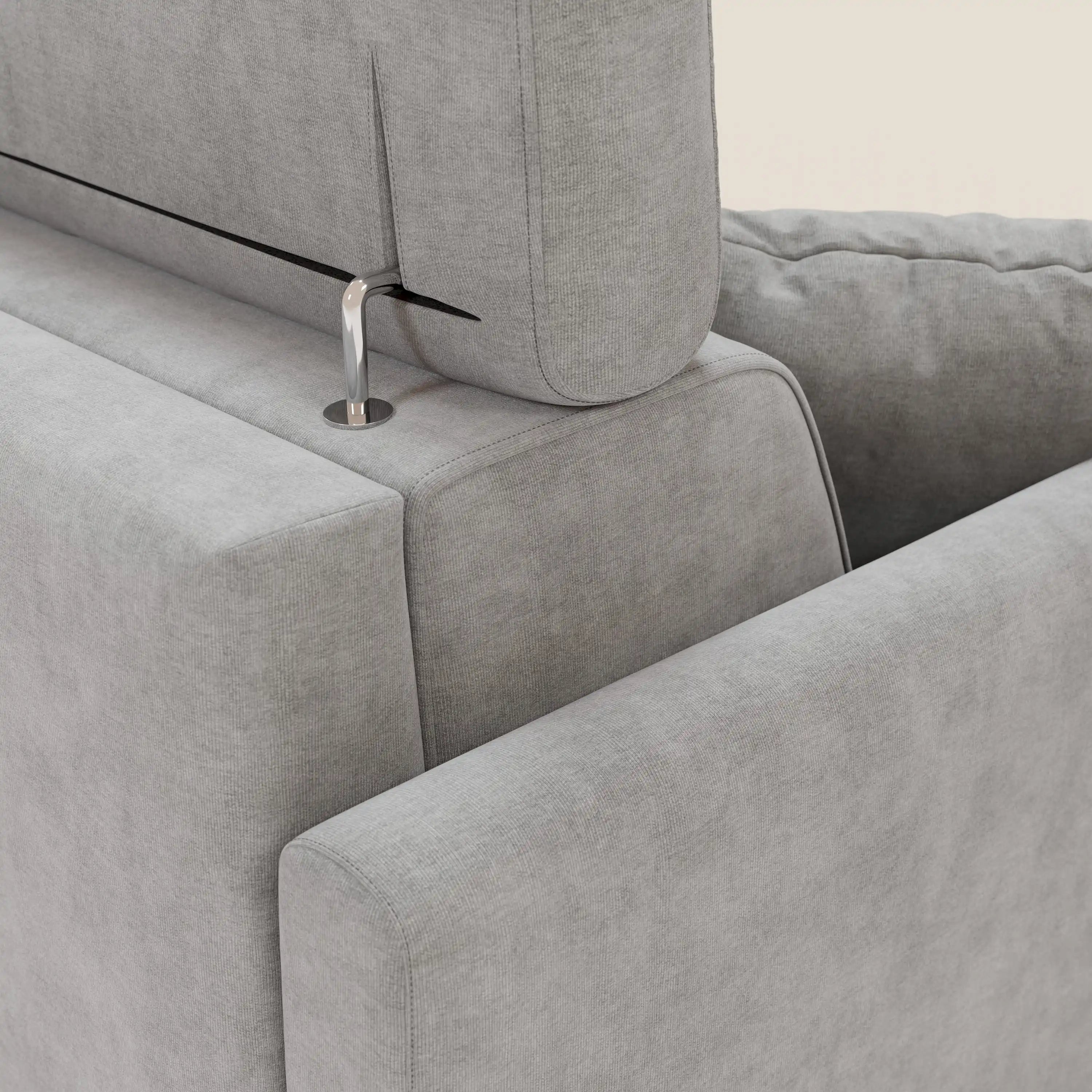 Primo piano di Francy divano letto angolare sfoderabile di Divani.Store in tessuto antimacchia T17 grigio, che mostra le linee pulite, il poggiatesta regolabile con barra di sostegno in metallo, il bracciolo e la poltrona contenitore.